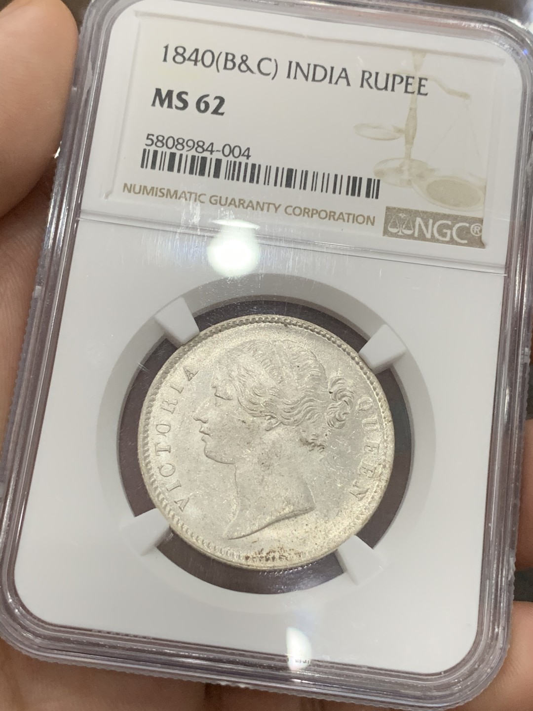 《竞宝斋》第93场-本周日，周一2场连拍（全场不限金额包邮） NGC-MS62 1840年 东印度公司 维多利亚像双辫卢比 原光强烈 对比常见的62分 该枚更接近63分的观感，性价比很高。