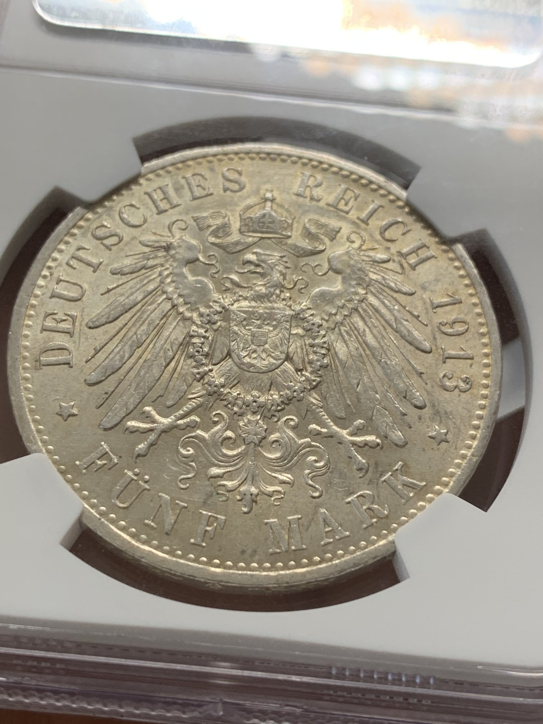 《竞宝斋》第93场-本周日，周一2场连拍（全场不限金额包邮） NGC AU-58 德国 德意志 1913年 威廉二世军装 5马克，强原光、带转光。