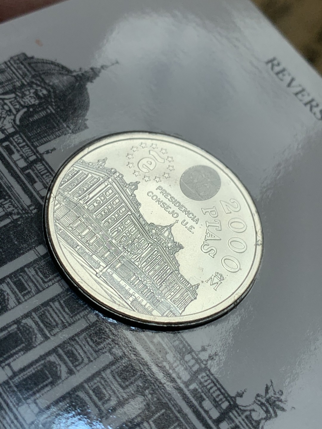 《竞宝斋》第93场-本周日，周一2场连拍（全场不限金额包邮） 卡装西班牙1995年 欧盟理事会纪念 2000比塞塔 大银币  18克 925银