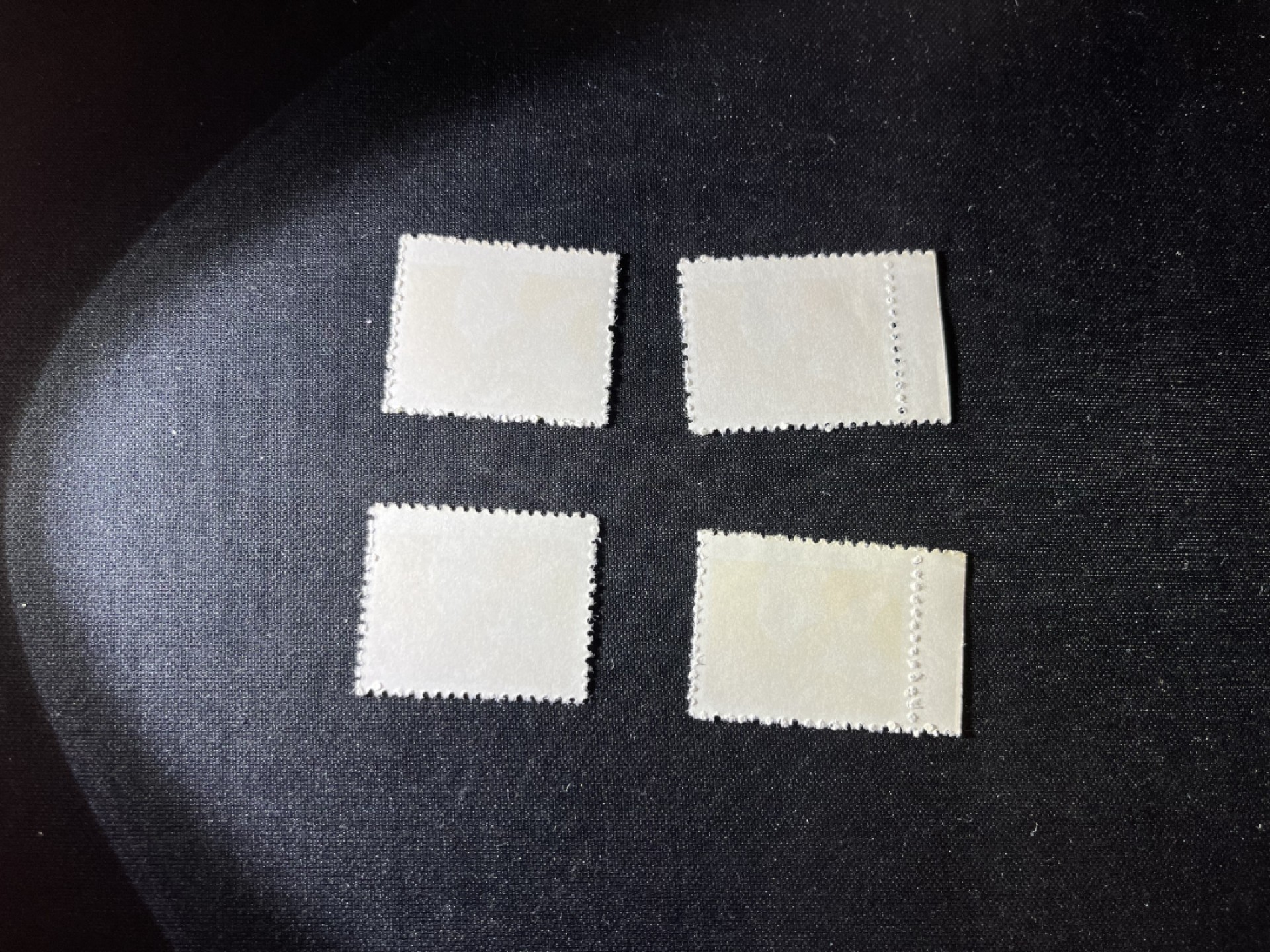 洪涛臻品 精选邮票限时拍卖第二十期 普无号  1元炼钢工人新，次筋，4枚一组，整版撕，正面下边齿孔极其轻微发黄，几乎看不出来。其余没瑕疵，几乎全品，红色图案非常漂亮，正红背白，集邮册中必不可少的一组，版撕精品小票，多多益善，价值洼地，可评级。所有拍品包过灯，注意捡漏，没货了