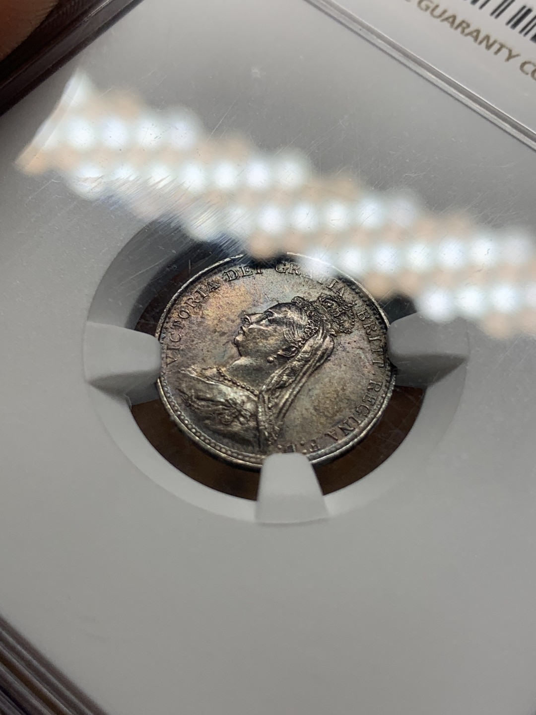 《竞宝斋》第93场-本周日，周一2场连拍（全场不限金额包邮） NGC MS64 英国 1887年 维多利亚3便士银币  绚丽五彩，典型欧洲包浆，头顶一模紫罗兰画龙点睛