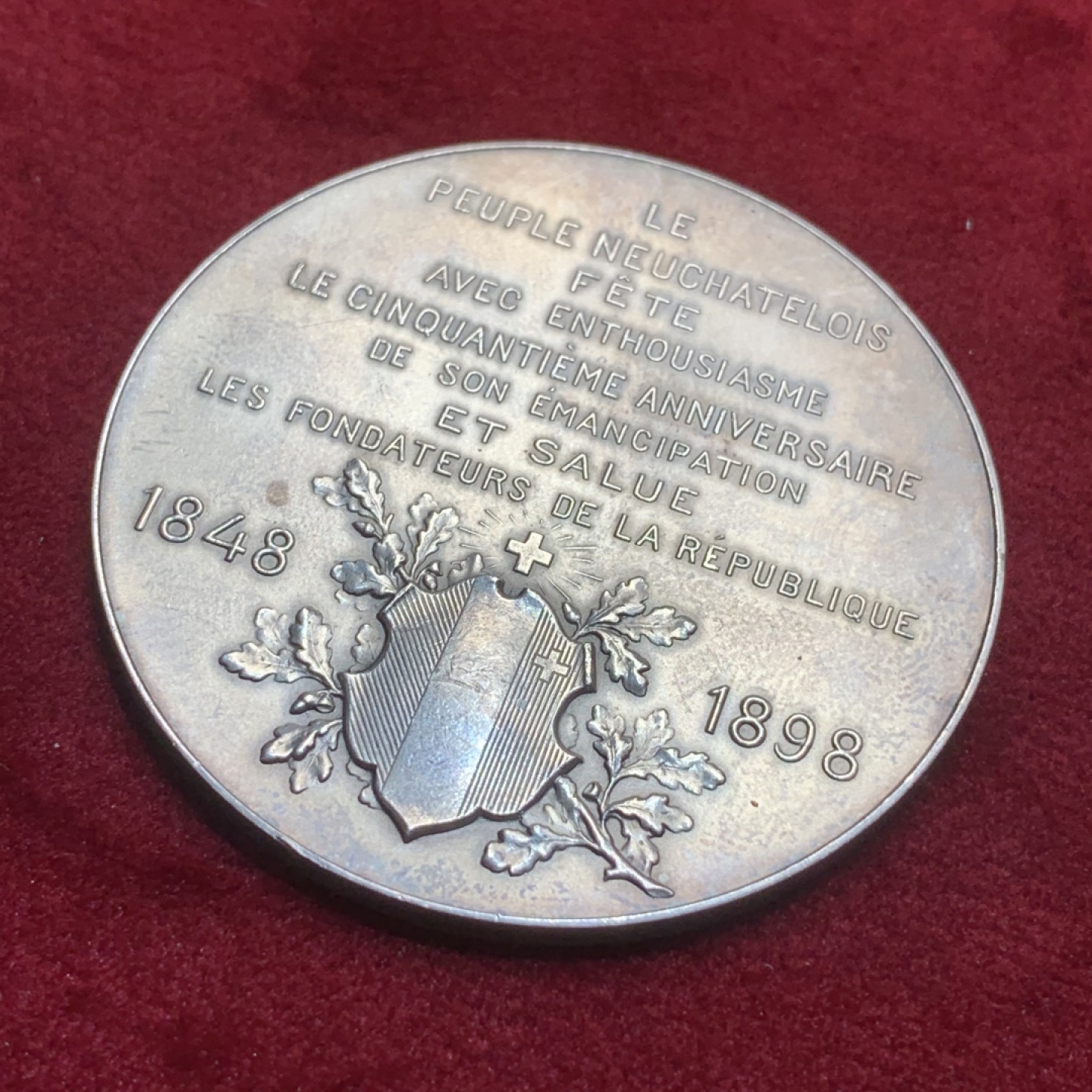 《竞宝斋》第93场-本周日，周一2场连拍（全场不限金额包邮） 1898年瑞士纳沙泰尔加入瑞士联邦50周年 大银章，直径48mm，重量45.1g。