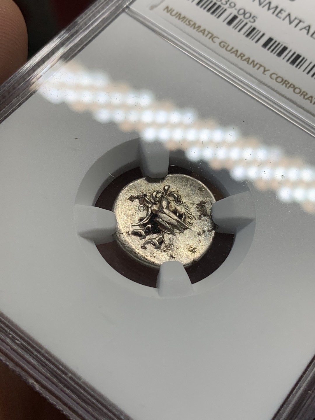 《竞宝斋》第93场-本周日，周一2场连拍（全场不限金额包邮） NGC-XF97 柬埔寨金边王朝1847年1/8T红鸟打制银币 红鸟币品种繁多，流通时间较长。该币打制清晰，带原光，铸造于金边王朝安东统治时期。