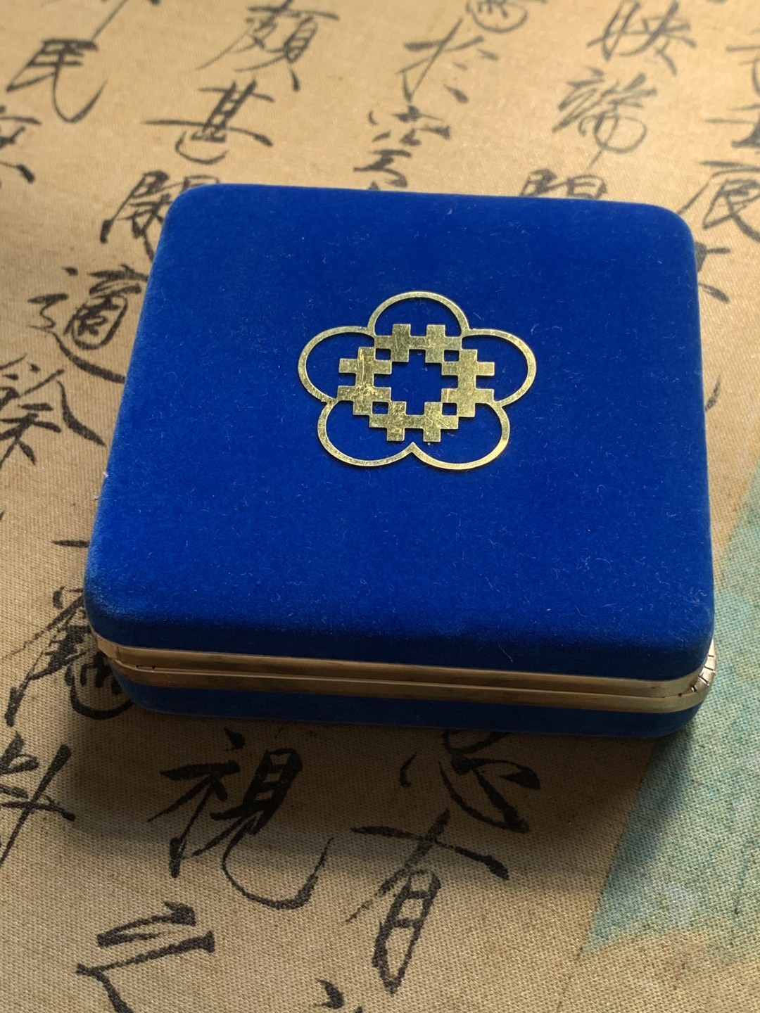 《竞宝斋》第93场-本周日，周一2场连拍（全场不限金额包邮） PL 造币厂原盒 中国台湾省 80周年纪念银章，1盎司999纯银，品相很好，底板镜面精制光彩夺目