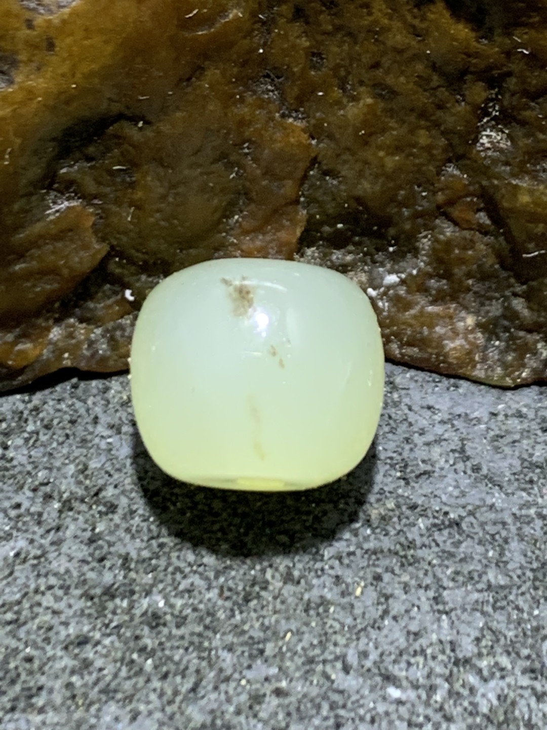天然青海料和田玉水草沁随形桶珠一颗