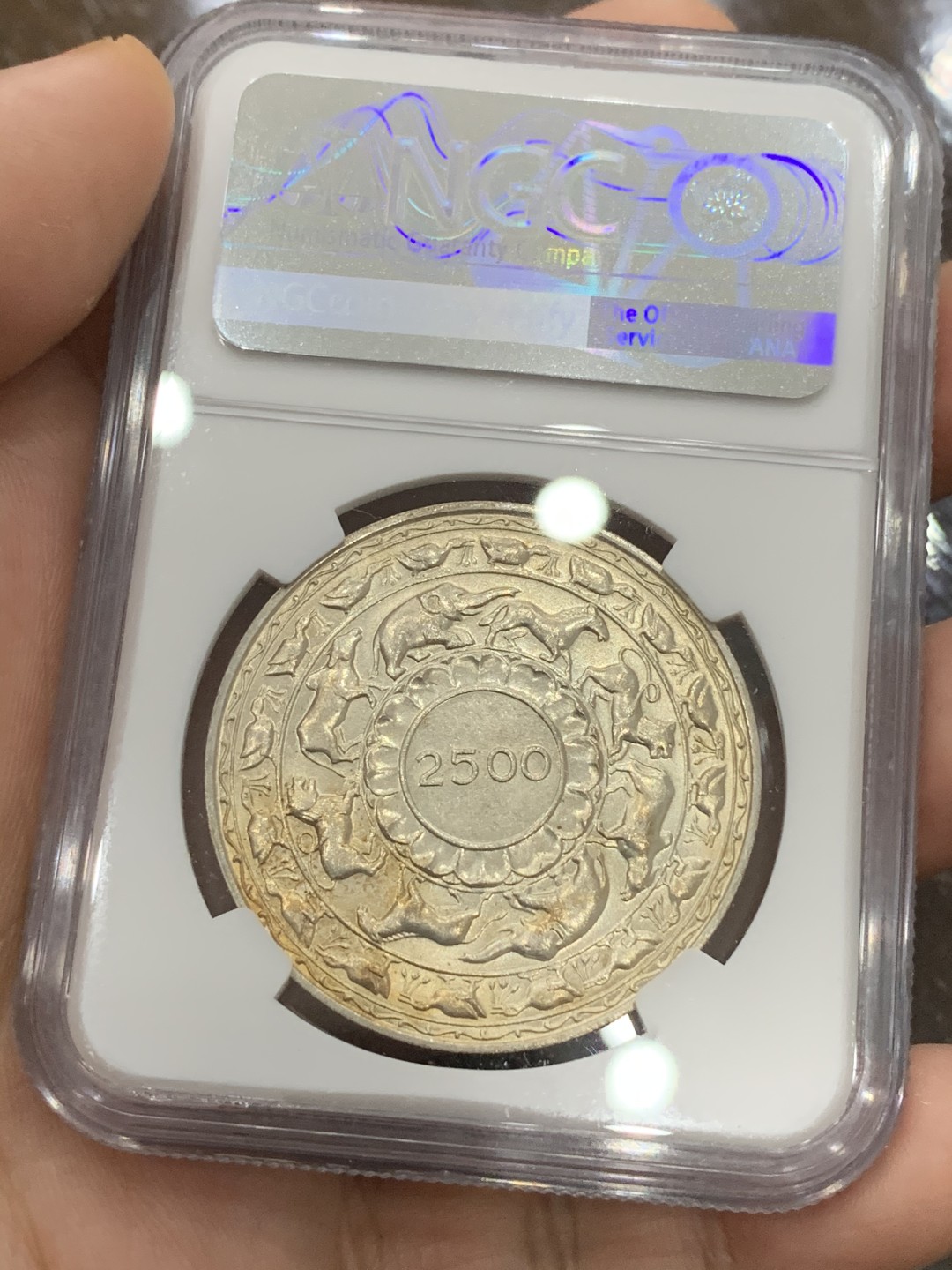 《竞宝斋》第93场-本周日，周一2场连拍（全场不限金额包邮） NGC-MS64 锡兰1957年纪念佛教建立2500周年5卢比大银币，热门品种，包浆漂亮，状态很好