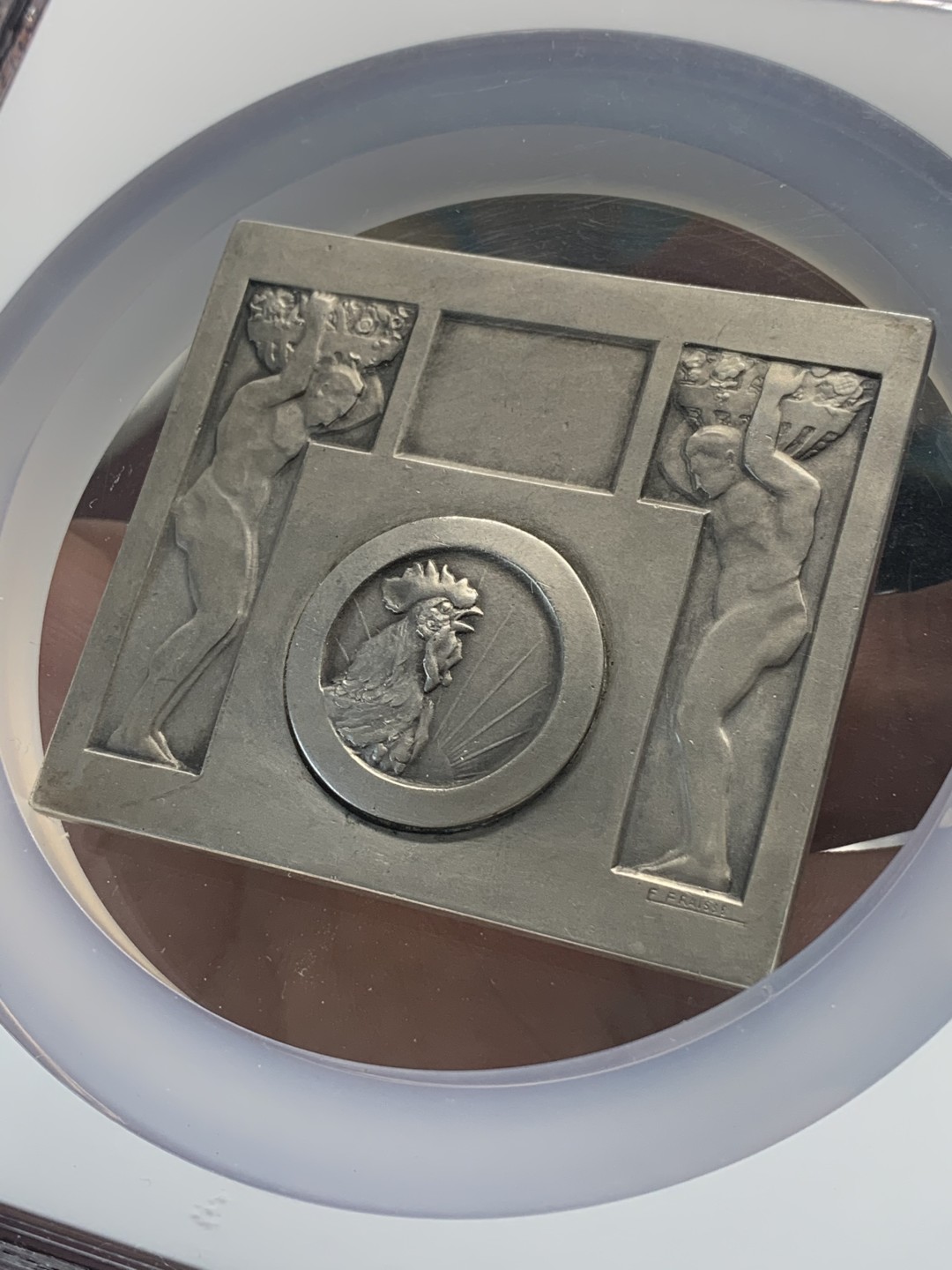 《竞宝斋》第93场-本周日，周一2场连拍（全场不限金额包邮） NGC-MS63 法国1930年代「诺尔晨报」装饰艺术大银章 首见 60X54MM 大规格  大盒封装