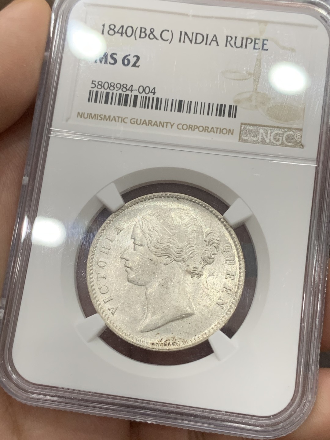 《竞宝斋》第93场-本周日，周一2场连拍（全场不限金额包邮） NGC-MS62 1840年 东印度公司 维多利亚像双辫卢比 原光强烈 对比常见的62分 该枚更接近63分的观感，性价比很高。