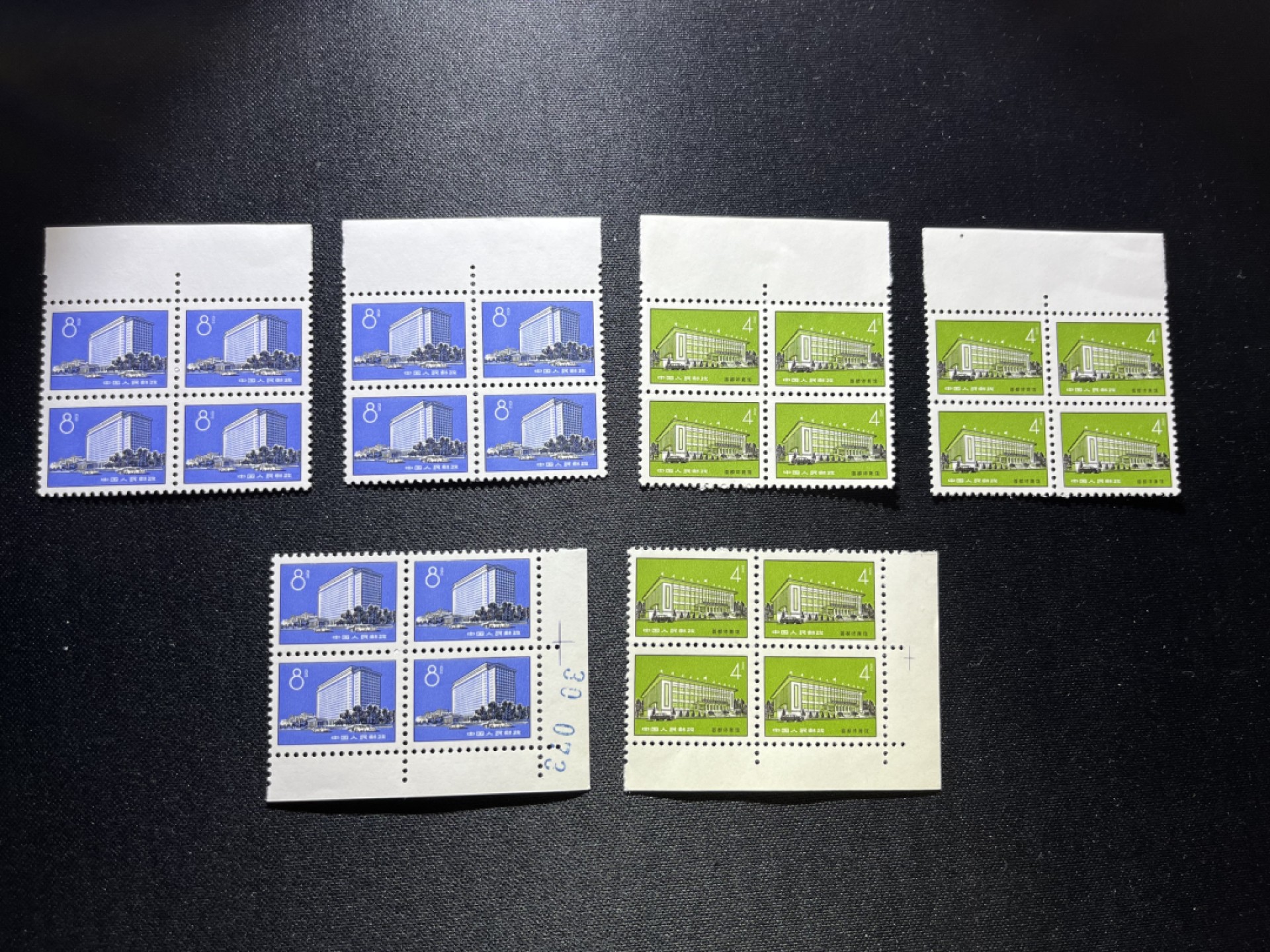 洪涛臻品 精选邮票限时拍卖第十九期 普17北京建筑新全  方连3组带边纸，数字边，共12套。拍照光线不理想，背面无任何发黄，版撕品相，全品可评级，所有拍品包过灯，注意捡漏！