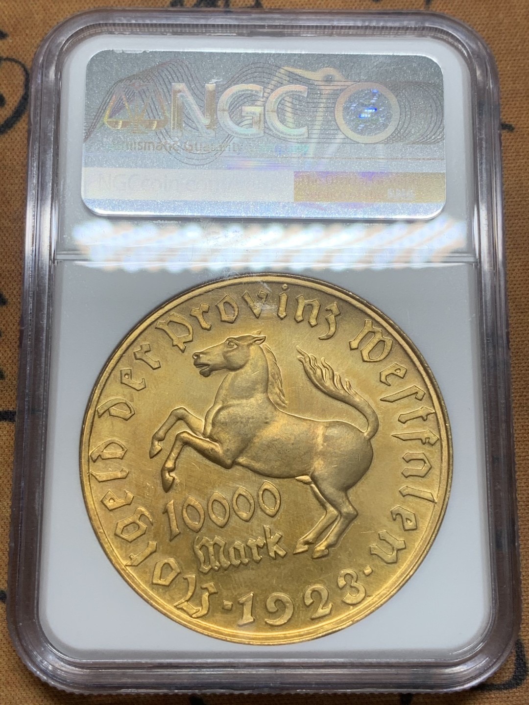 德国1923德紧铜镀金10000马克，NGC63分，状态请仔细核对官网图，十实物状态非常好 ，包邮非偏远。不议价！