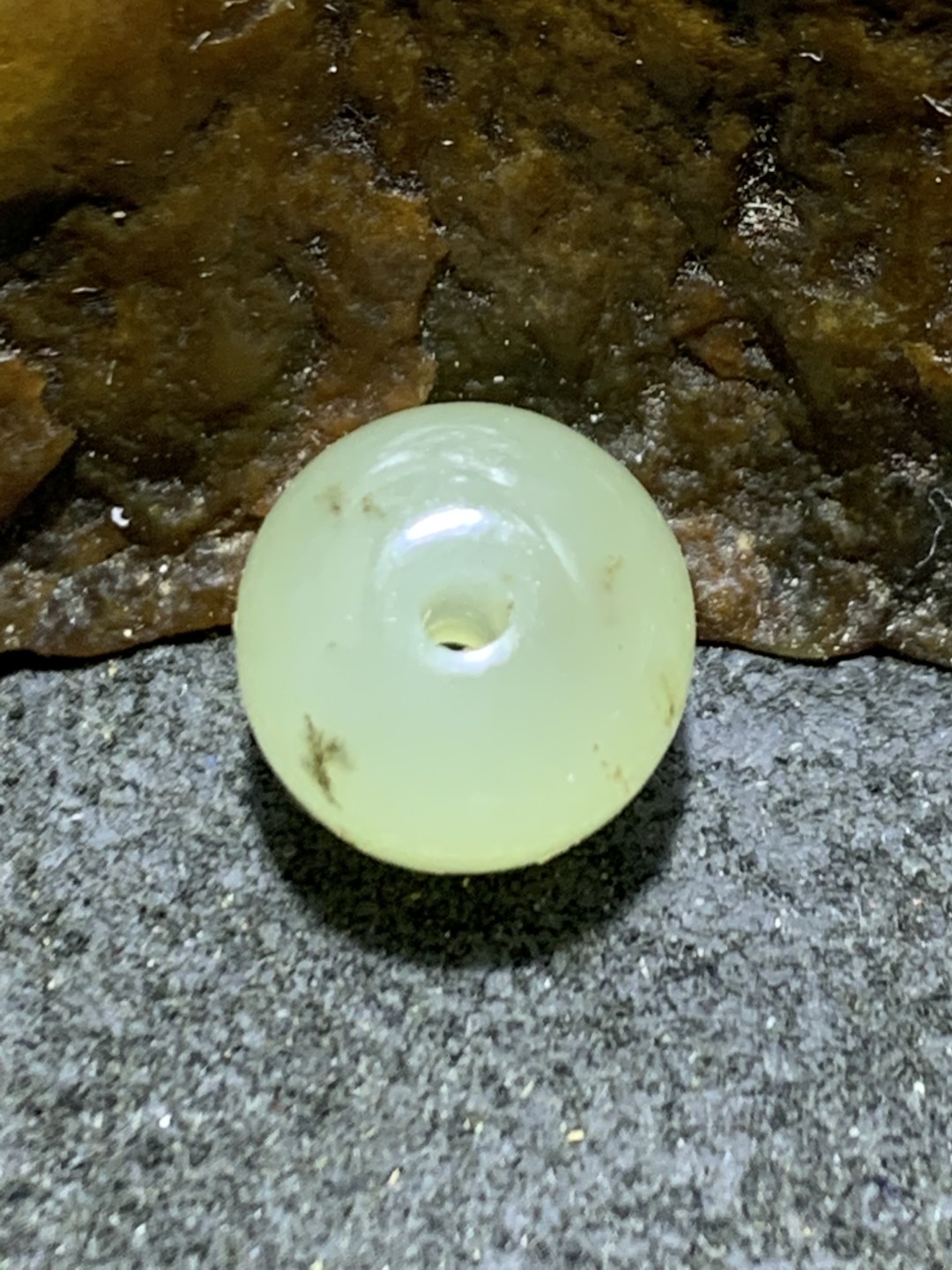天然青海料和田玉水草沁随形桶珠一颗