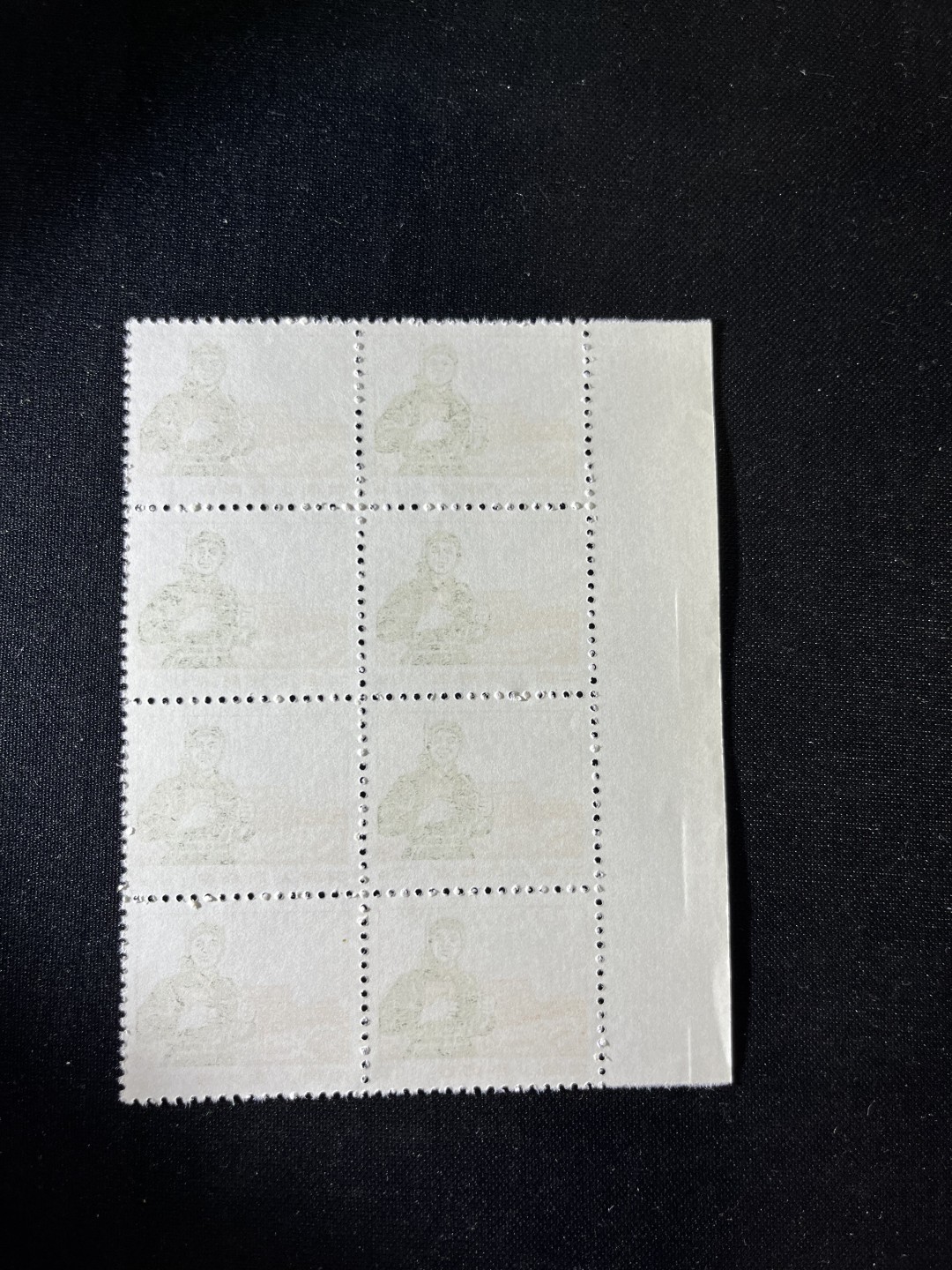 洪涛臻品 精选邮票限时拍卖第二十期 普无号  10分解放军新  厂名8方连一组，三俗稀缺，大票面更漂亮，版撕嘎嘎绝，文革期间发行的唯一一套普票，特点非常鲜明，光芒四射，集邮册中不可缺少的一组，文革票人气足，潜力大，目前处于价值洼地，版撕精品小票多多益善，全品可评级，所有拍品包过灯，注意捡漏