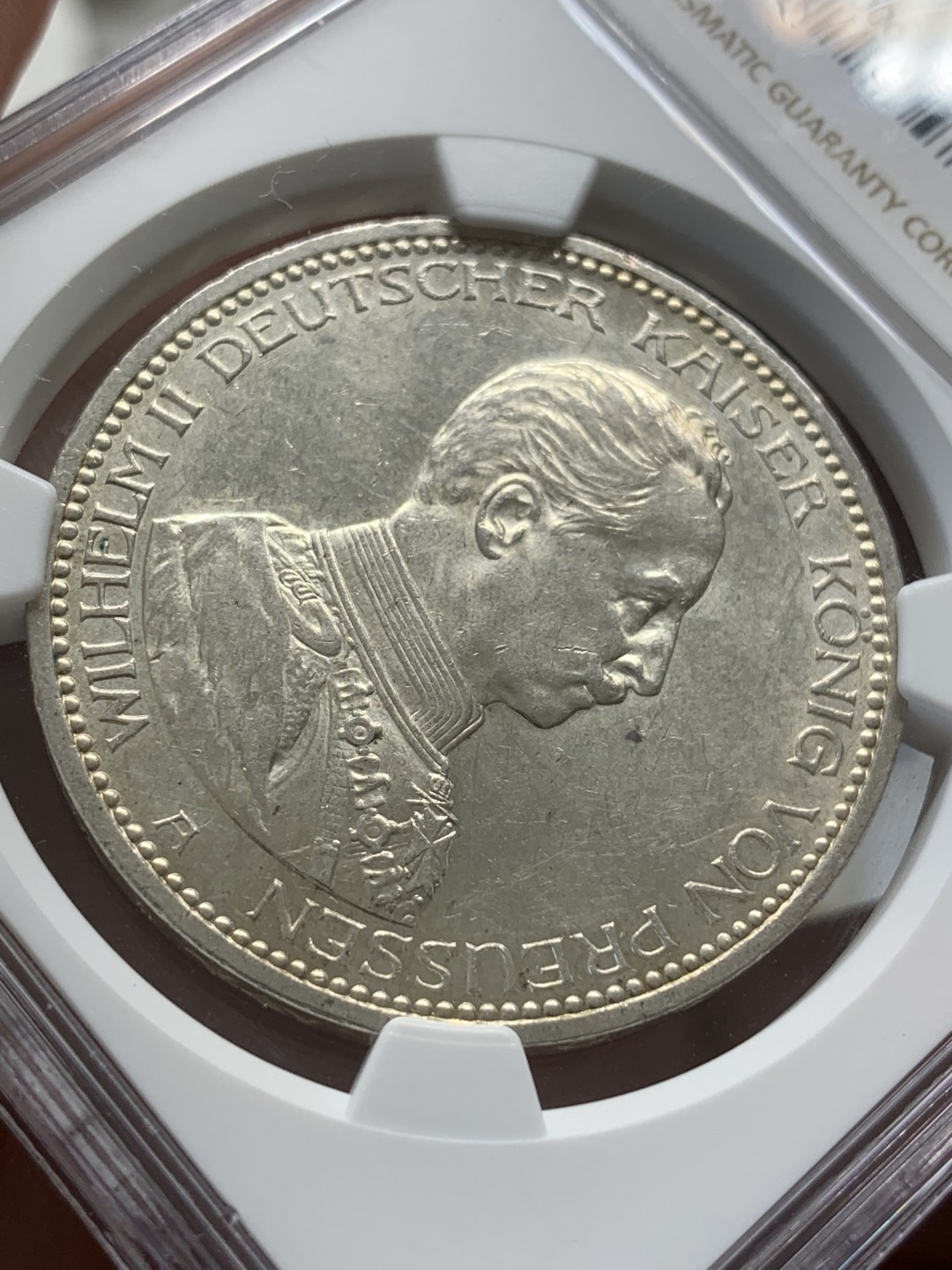 《竞宝斋》第93场-本周日，周一2场连拍（全场不限金额包邮） NGC AU-58 德国 德意志 1913年 威廉二世军装 5马克，强原光、带转光。