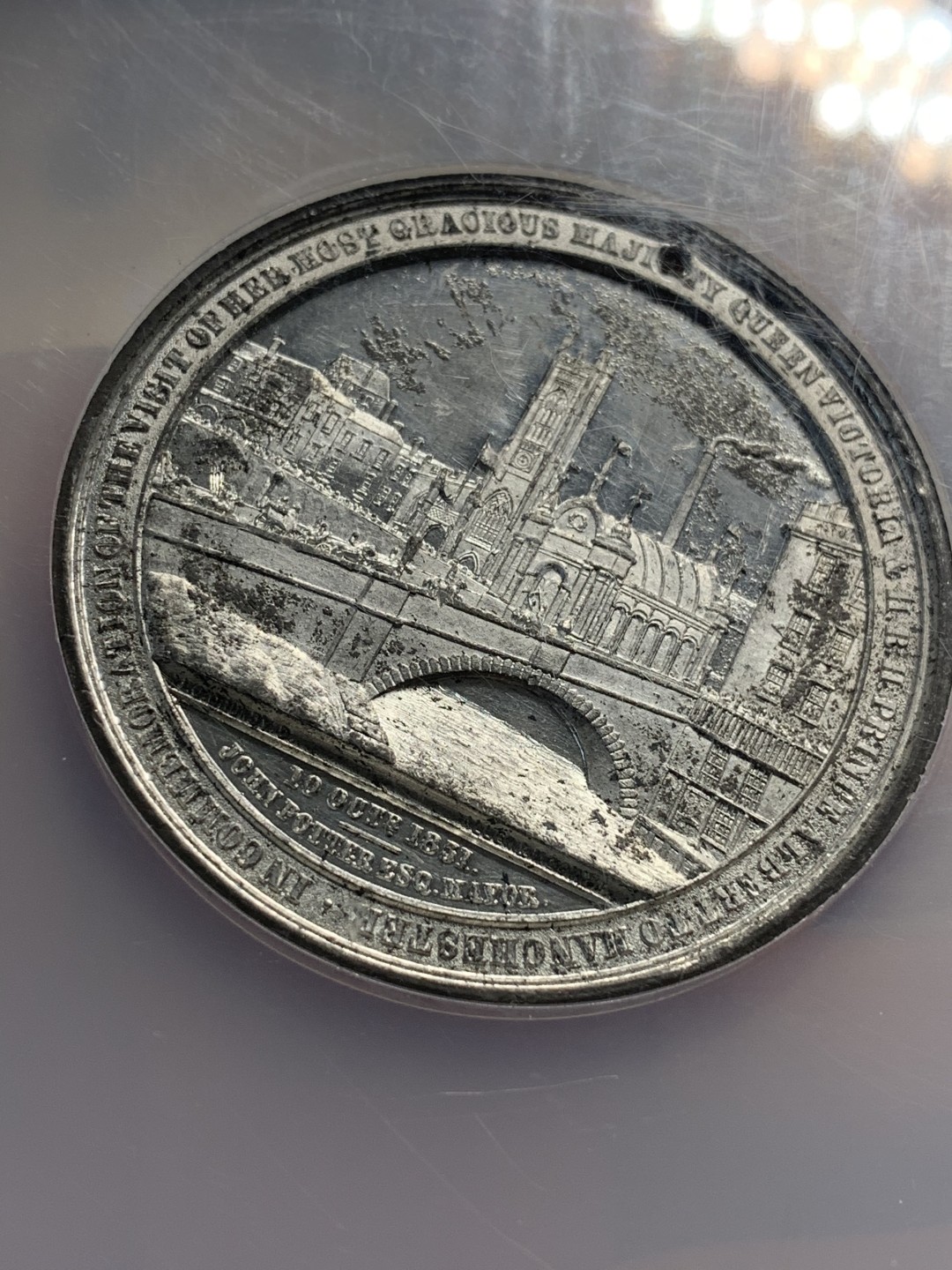 《竞宝斋》第93场-本周日，周一2场连拍（全场不限金额包邮） NGC-UNC  1851年 英国 维多利亚女王游历曼彻斯特纪念章，哥特克朗同款头像，是超廉价替代品，瑕不掩玉。