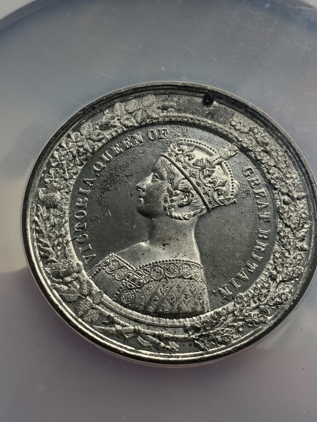 《竞宝斋》第93场-本周日，周一2场连拍（全场不限金额包邮） NGC-UNC  1851年 英国 维多利亚女王游历曼彻斯特纪念章，哥特克朗同款头像，是超廉价替代品，瑕不掩玉。