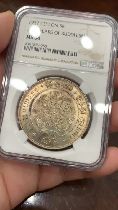 《竞宝斋》第93场-本周日，周一2场连拍（全场不限金额包邮） NGC-MS64 锡兰1957年纪念佛教建立2500周年5卢比大银币，热门品种，包浆漂亮，状态很好