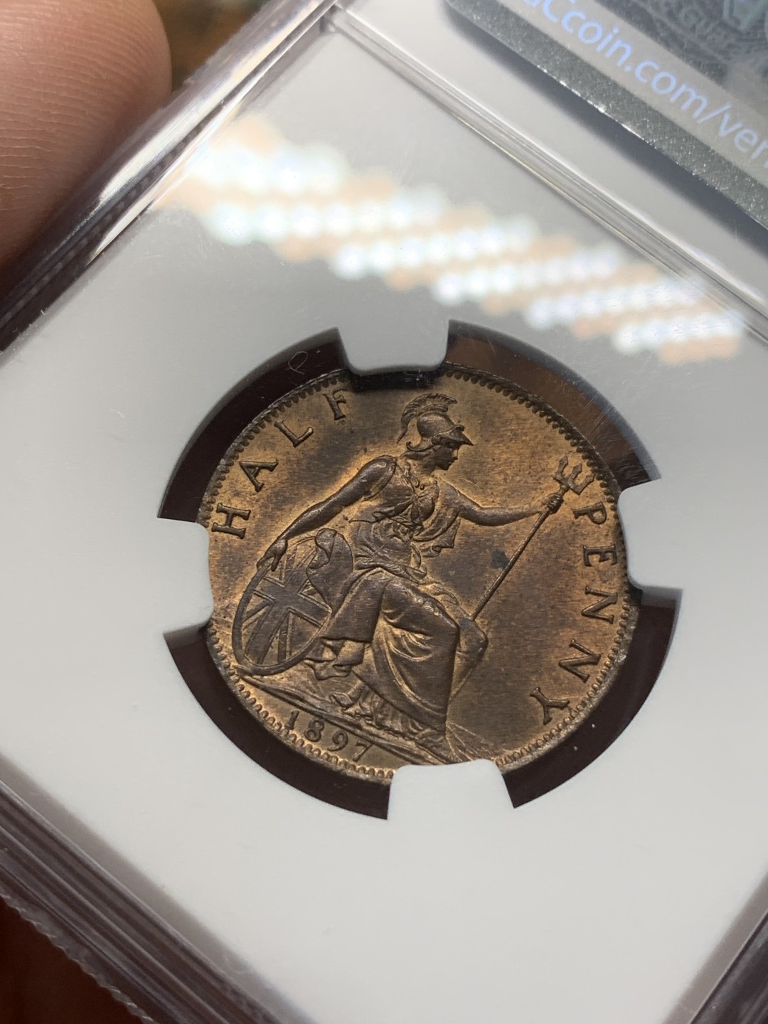 《竞宝斋》第93场-本周日，周一2场连拍（全场不限金额包邮） NGC-MS63RB 英国1897年半便士铜币低海版 包浆醇厚 光度一流 铜光味道出色 打制细节完美 少见版别 克书价MS63分120刀