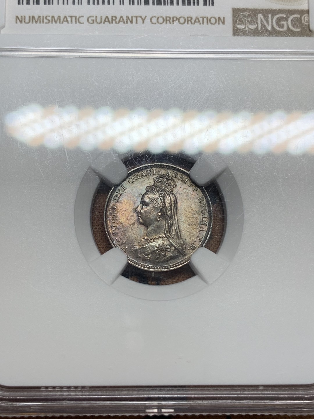 《竞宝斋》第93场-本周日，周一2场连拍（全场不限金额包邮） NGC MS64 英国 1887年 维多利亚3便士银币  绚丽五彩，典型欧洲包浆，头顶一模紫罗兰画龙点睛