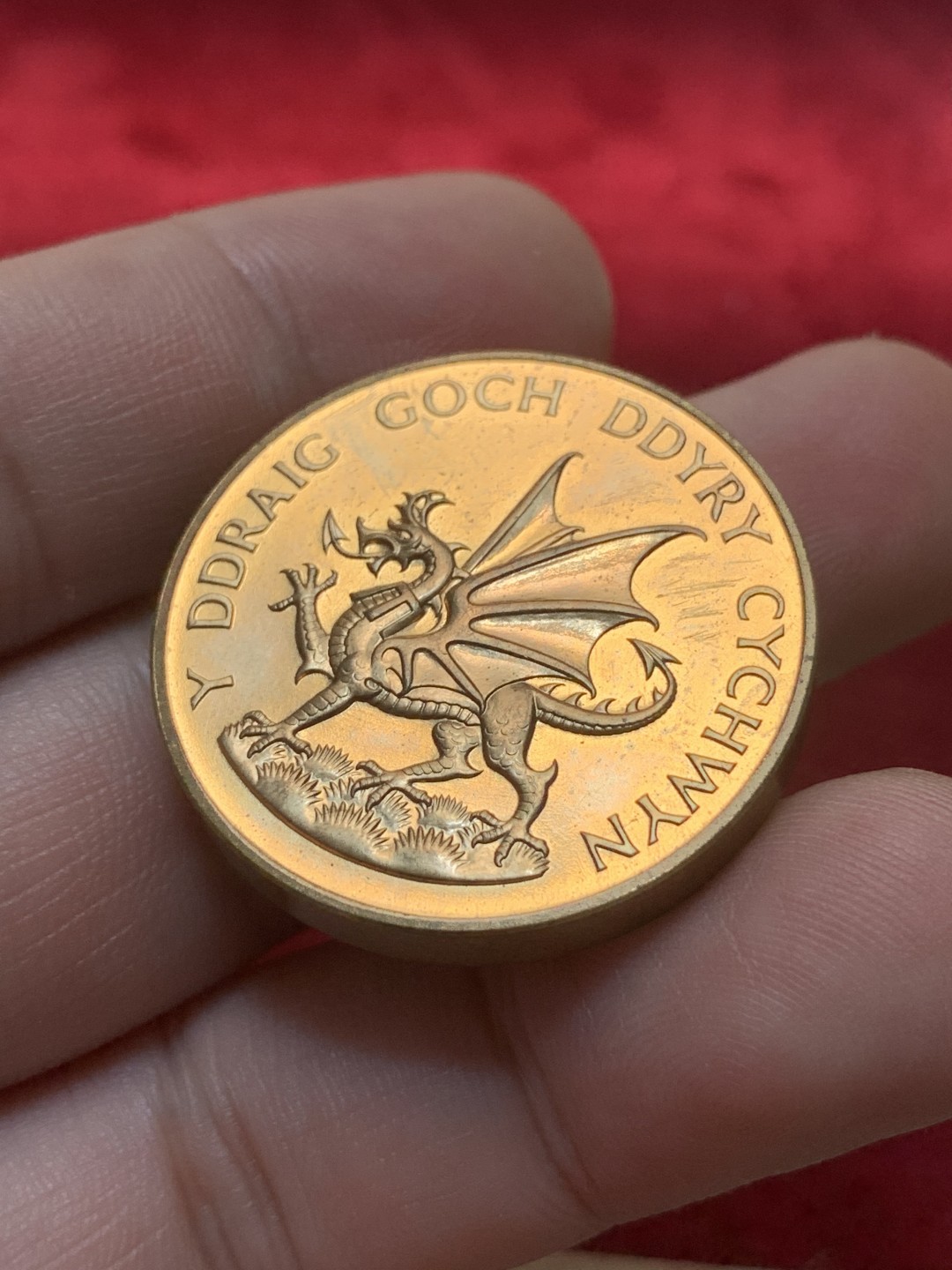 《竞宝斋》第93场-本周日，周一2场连拍（全场不限金额包邮） 1969年 英国 查尔斯王子 威尔士龙铜章 银章一对，皇家造币厂官方出品，银章重70克直径45毫米，非常压手，含银量925。铜章32毫米。查尔斯的币章不常见，现在是入场的最佳时机！