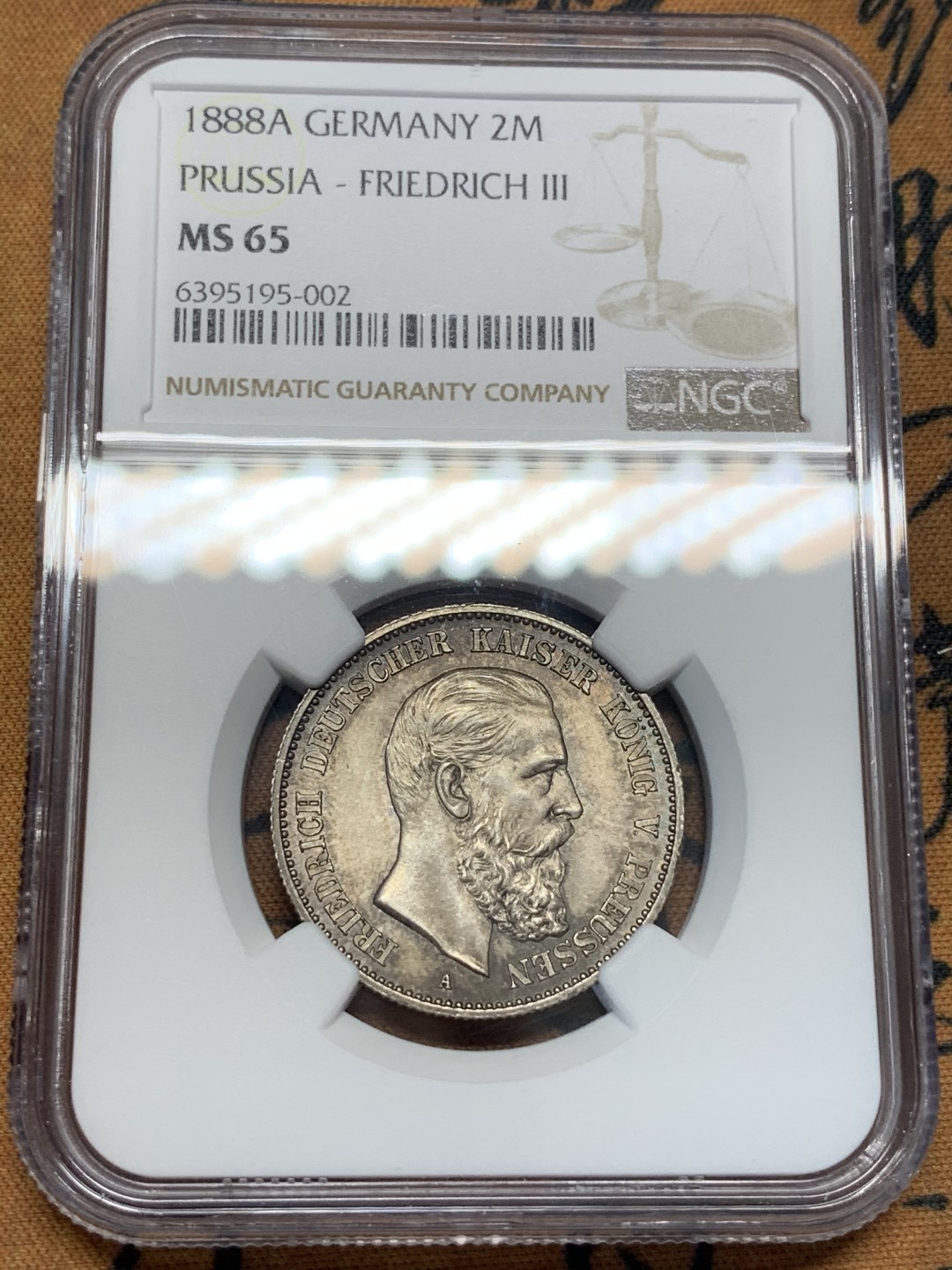 《竞宝斋》第93场-本周日，周一2场连拍（全场不限金额包邮） NGC-MS65 德国普鲁士 1888年 三皇之年2马克 银币 五彩包浆 非常棒的状态