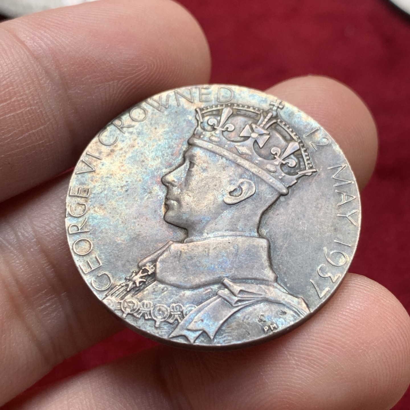 《竞宝斋》第93场-本周日，周一2场连拍（全场不限金额包邮） 1937年英国乔治六世登记纪念银章，直径31mm，重量15.6g。