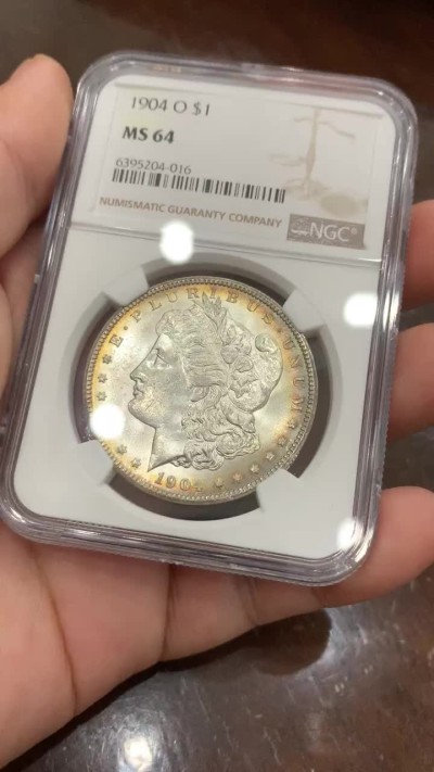 《竞宝斋》第93场-本周日，周一2场连拍（全场不限金额包邮） NGC-MS64 美国1904-O年 摩根一元大银币 环彩包浆 非常棒
