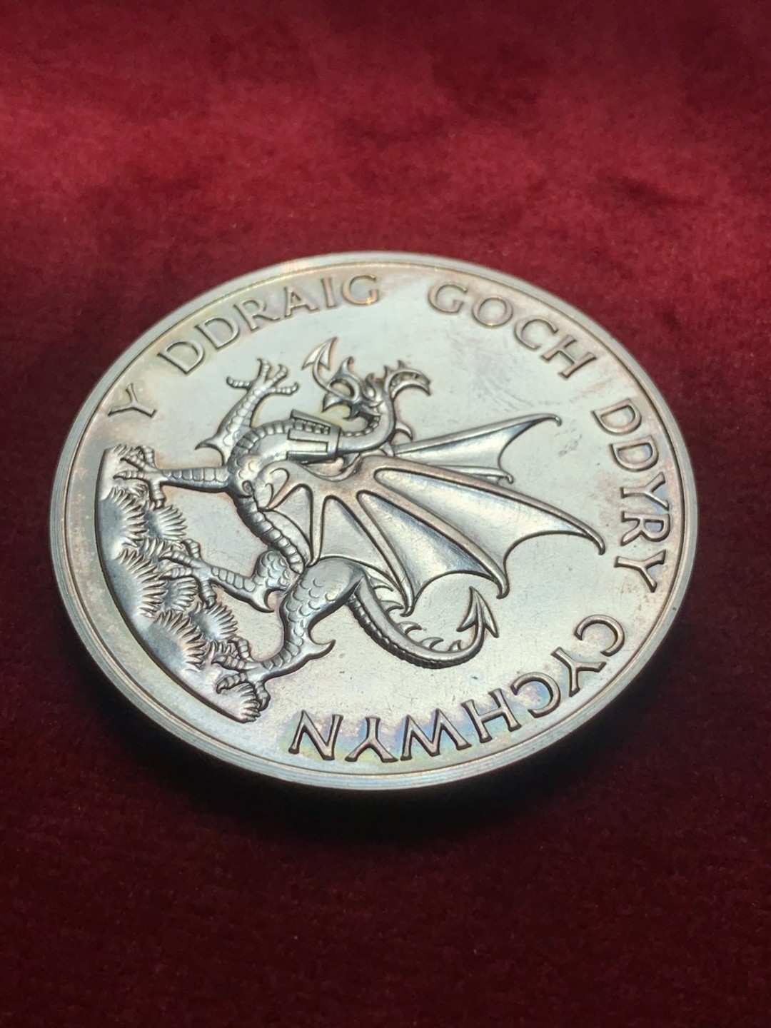 《竞宝斋》第93场-本周日，周一2场连拍（全场不限金额包邮） 1969年 英国 查尔斯王子 威尔士龙铜章 银章一对，皇家造币厂官方出品，银章重70克直径45毫米，非常压手，含银量925。铜章32毫米。查尔斯的币章不常见，现在是入场的最佳时机！