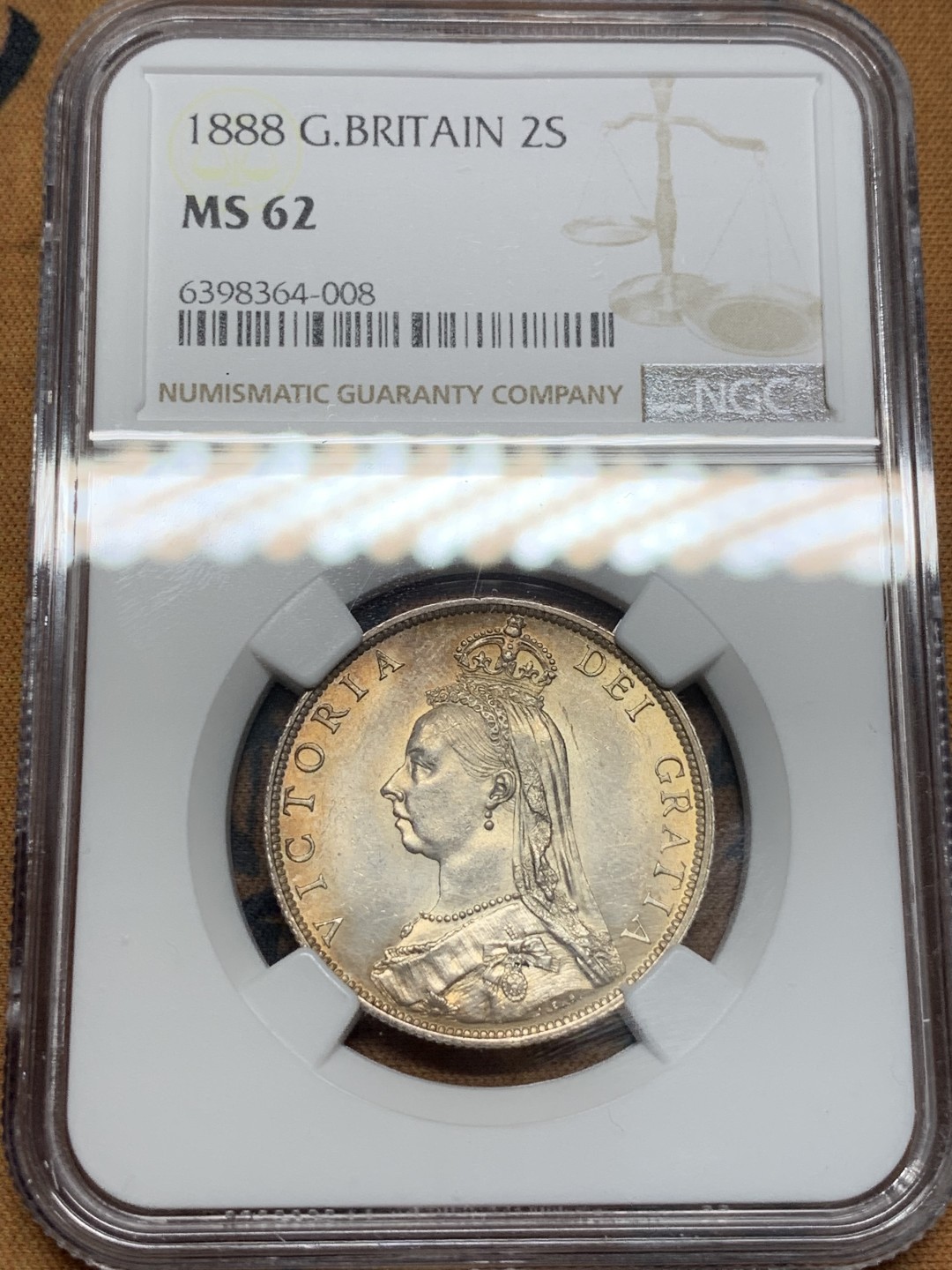 《竞宝斋》第93场-本周日，周一2场连拍（全场不限金额包邮） NGC-MS62 英国1888年高冠弗洛林 少见年份 光度一流带淡彩 背面镜面感强 打制锐利 狮子脸都很清楚