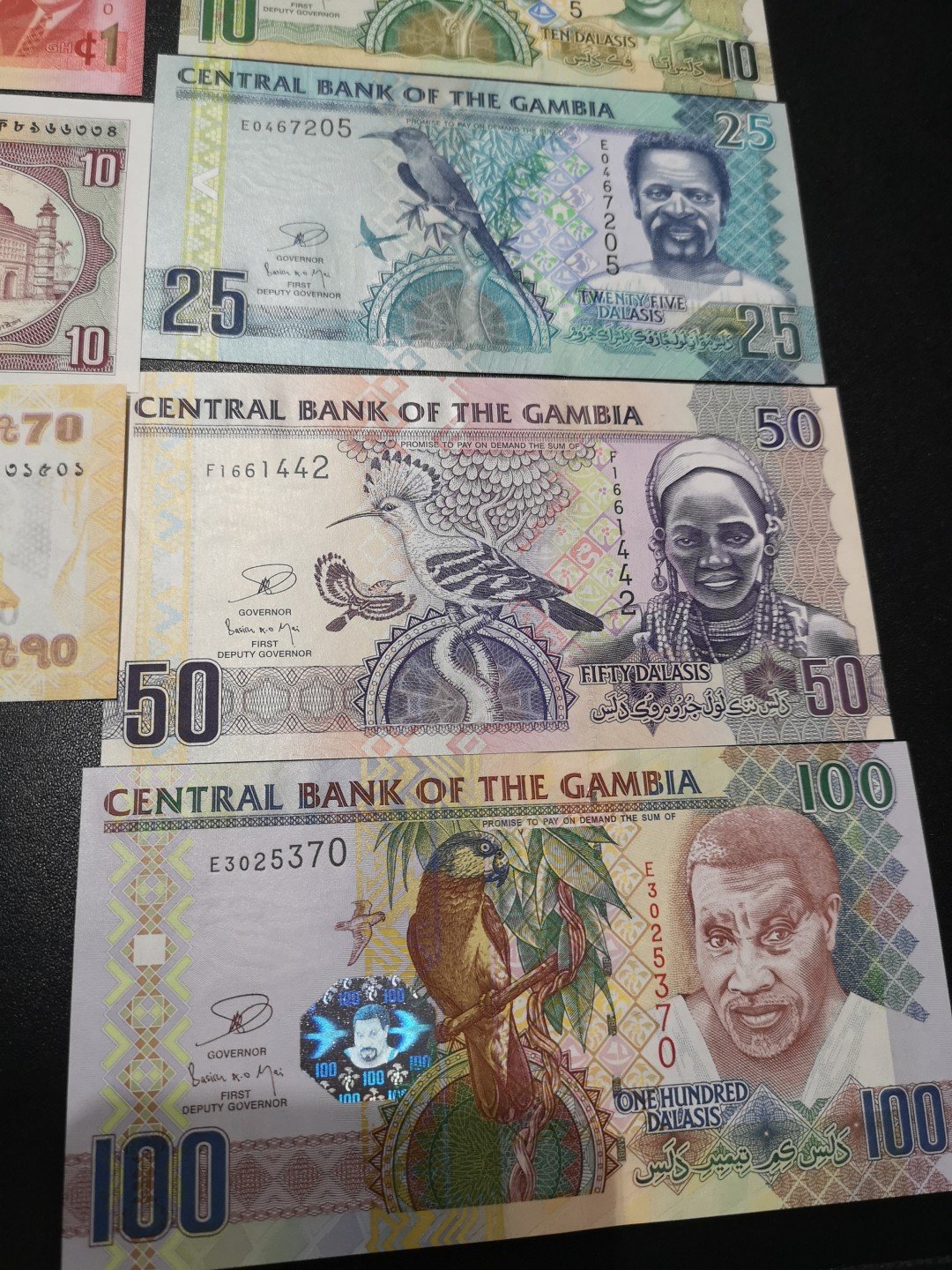 《外钞收藏家》第二百零一期 四个国家13张纸币 全新UNC