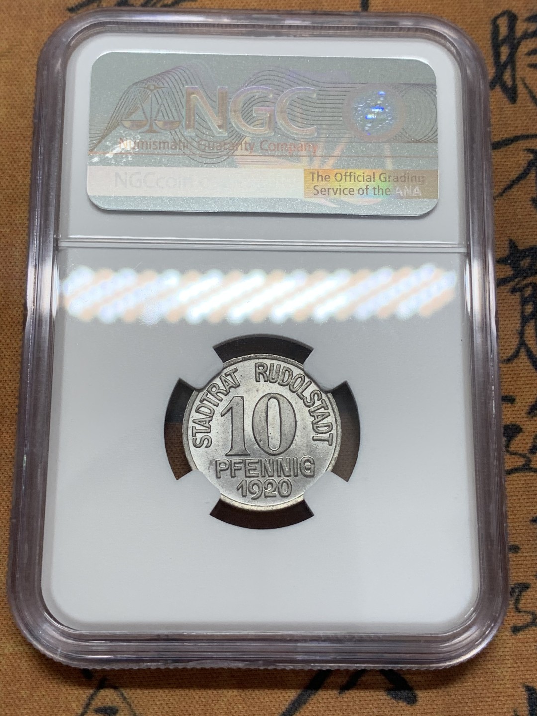 《竞宝斋》第93场-本周日，周一2场连拍（全场不限金额包邮） 唯一冠军分 NGC-MS65 德国紧急时期1920鲁道尔施塔特10芬尼 夏洛特·冯·席勒夫人 细节完美 银光闪闪 盒子顶部边缘小缺