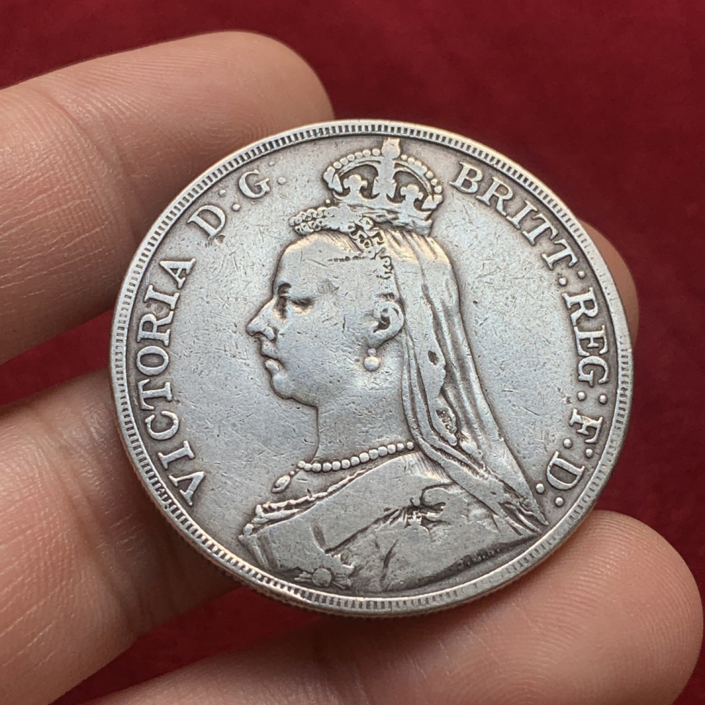 《竞宝斋》第93场-本周日，周一2场连拍（全场不限金额包邮） 英国 1891年 维多利亚 高冠1克朗 马剑银币  满满的岁月痕迹