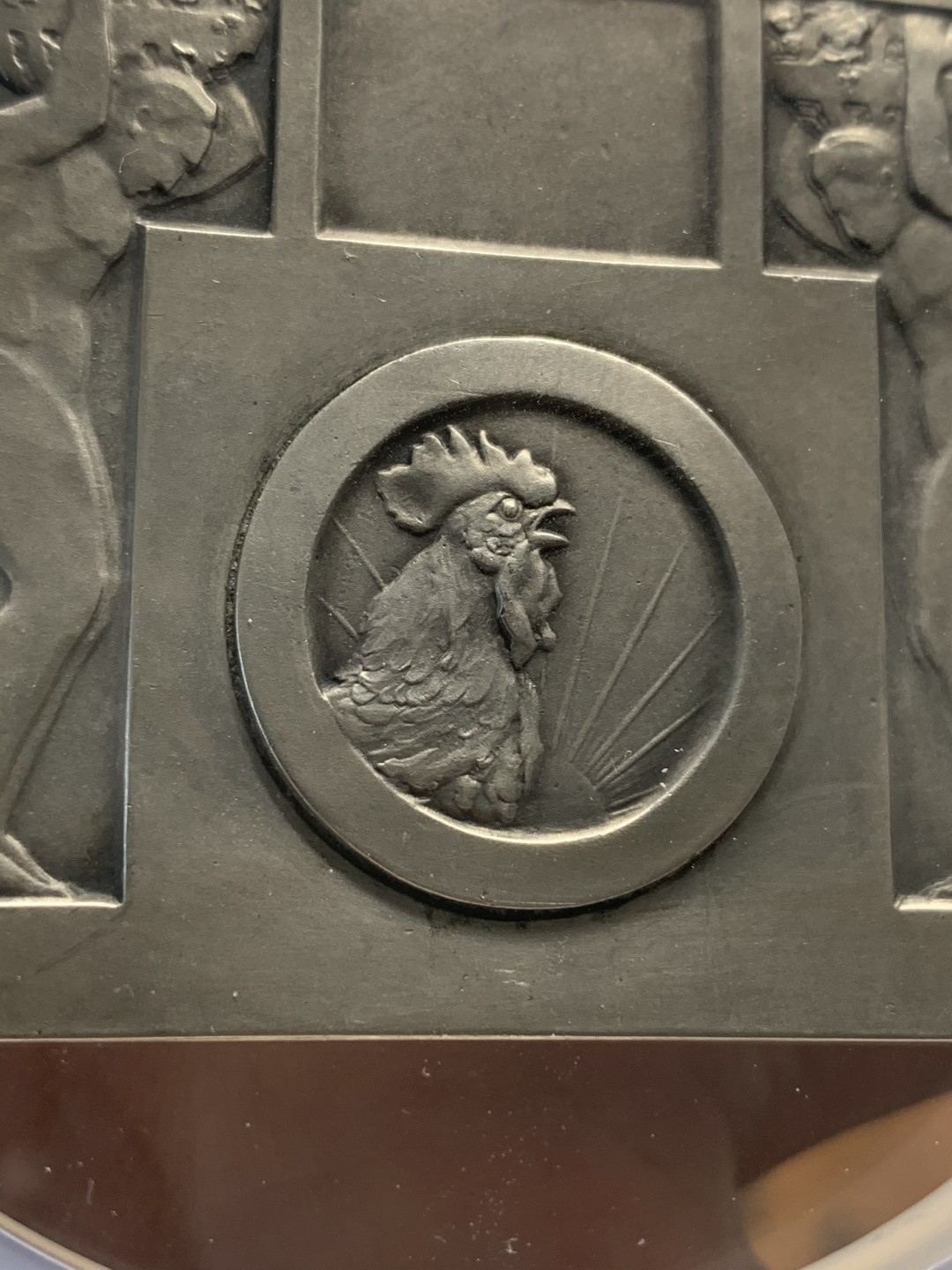 《竞宝斋》第93场-本周日，周一2场连拍（全场不限金额包邮） NGC-MS63 法国1930年代「诺尔晨报」装饰艺术大银章 首见 60X54MM 大规格  大盒封装