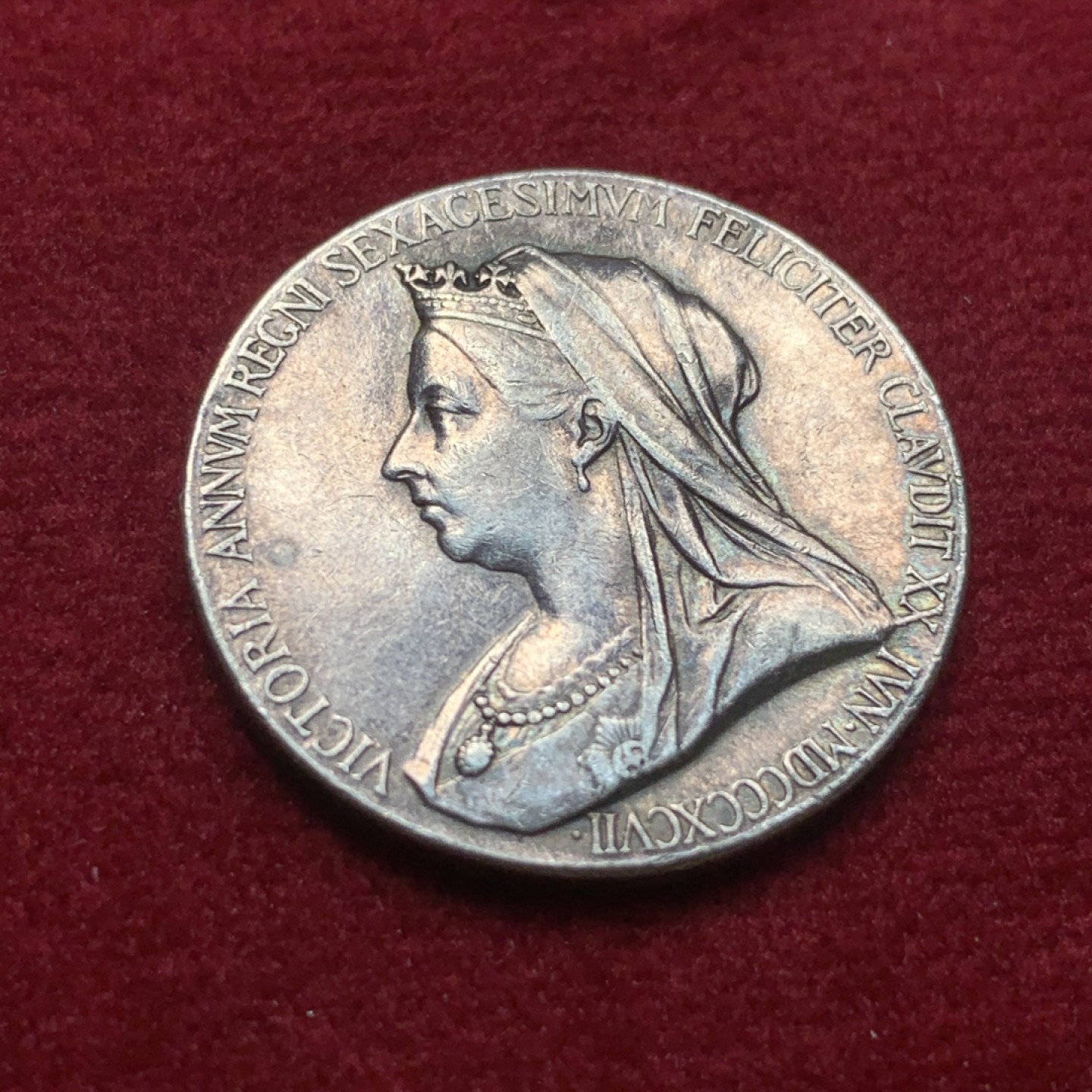 《竞宝斋》第93场-本周日，周一2场连拍（全场不限金额包邮） 1897年英国维多利亚登基60周年小银章，直径26mm，重量9.6g。