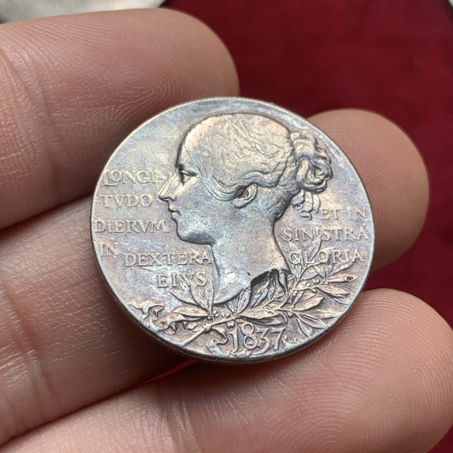 《竞宝斋》第93场-本周日，周一2场连拍（全场不限金额包邮） 1897年英国维多利亚登基60周年小银章，直径26mm，重量9.6g。