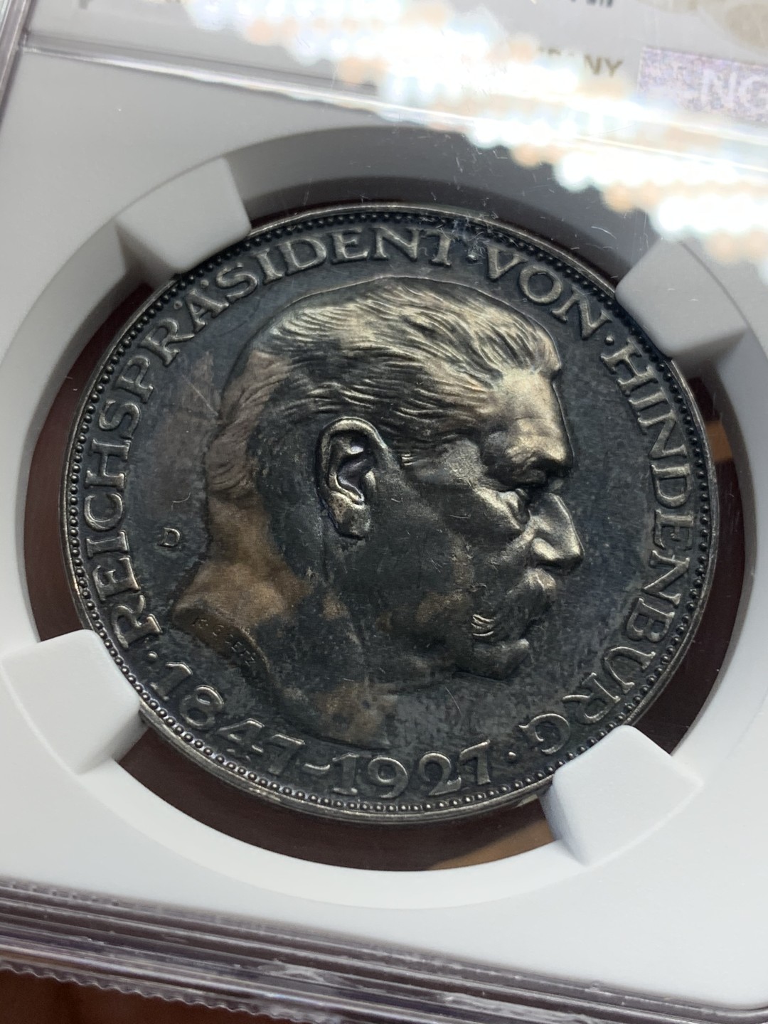 《竞宝斋》第93场-本周日，周一2场连拍（全场不限金额包邮） NGC-UNC 德国兴登堡 1927年 5马克型 币章 黑漆古包浆