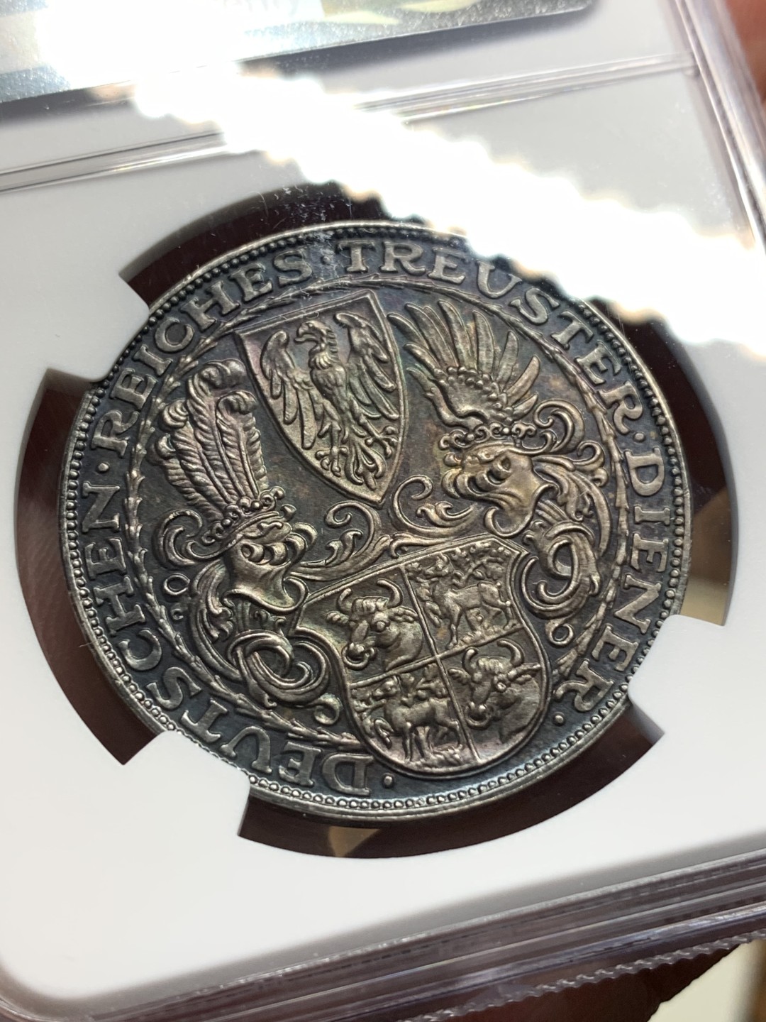 《竞宝斋》第93场-本周日，周一2场连拍（全场不限金额包邮） NGC-UNC 德国兴登堡 1927年 5马克型 币章 黑漆古包浆