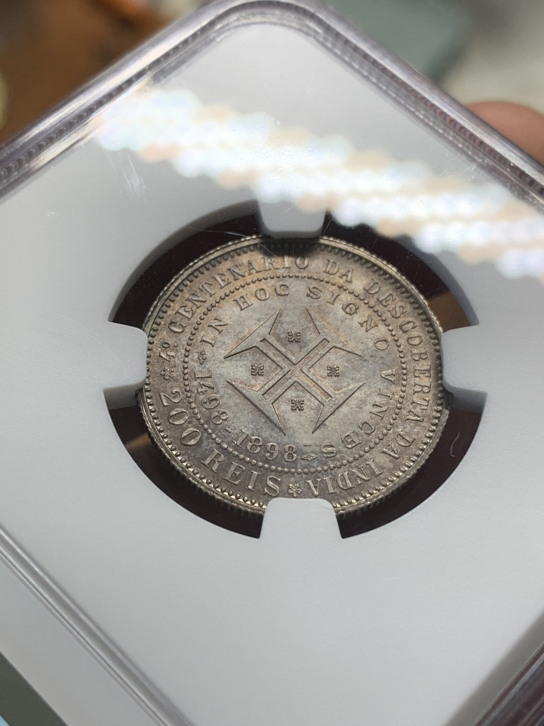 《竞宝斋》第93场-本周日，周一2场连拍（全场不限金额包邮） NGC-MS62 葡萄牙 1898年发现印度纪念 200R银币 五彩包浆 非常漂亮的毫子