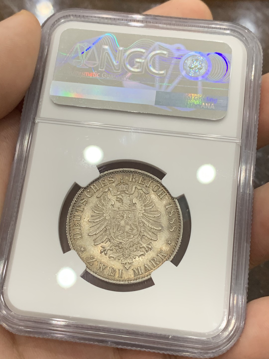 《竞宝斋》第93场-本周日，周一2场连拍（全场不限金额包邮） NGC-MS65 德国普鲁士 1888年 三皇之年2马克 银币 五彩包浆 非常棒的状态