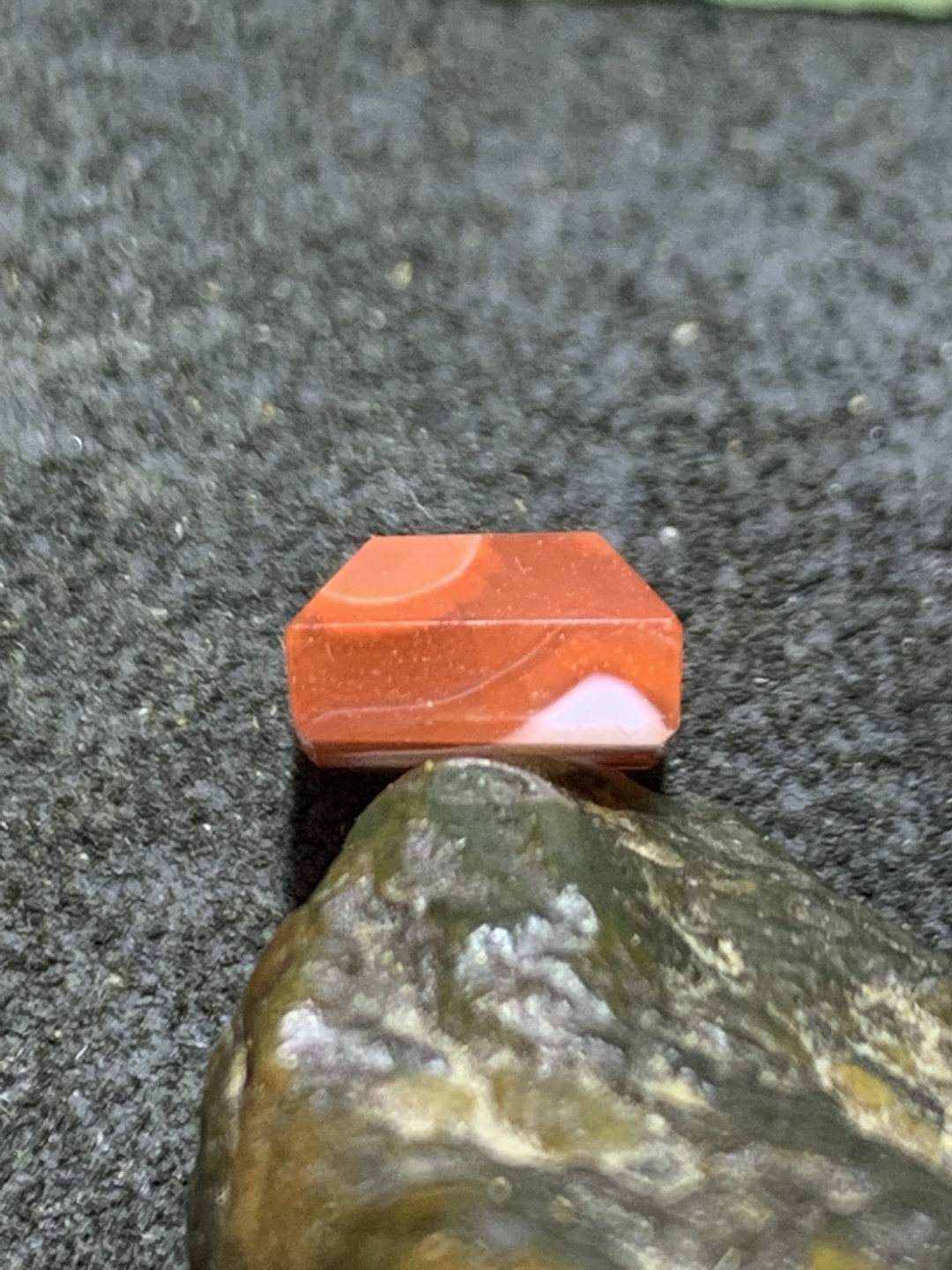精美南红玛瑙钻石切戒面一个，