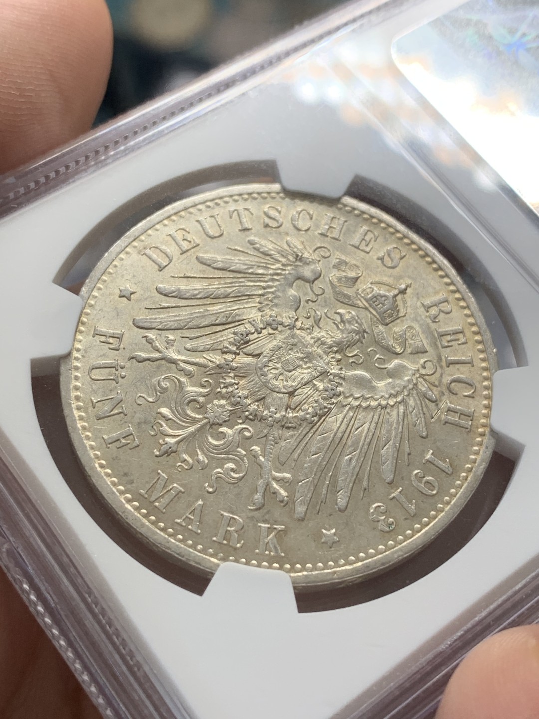 《竞宝斋》第93场-本周日，周一2场连拍（全场不限金额包邮） NGC AU-58 德国 德意志 1913年 威廉二世军装 5马克，强原光、带转光。