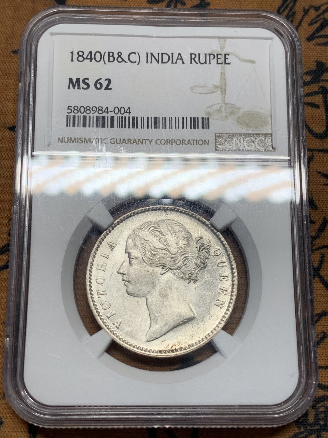 《竞宝斋》第93场-本周日，周一2场连拍（全场不限金额包邮） NGC-MS62 1840年 东印度公司 维多利亚像双辫卢比 原光强烈 对比常见的62分 该枚更接近63分的观感，性价比很高。