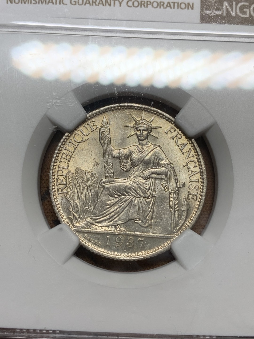 《竞宝斋》第93场-本周日，周一2场连拍（全场不限金额包邮） NGC-MS61 法属印支 1937年坐洋2角银币 卷拆曝光品相