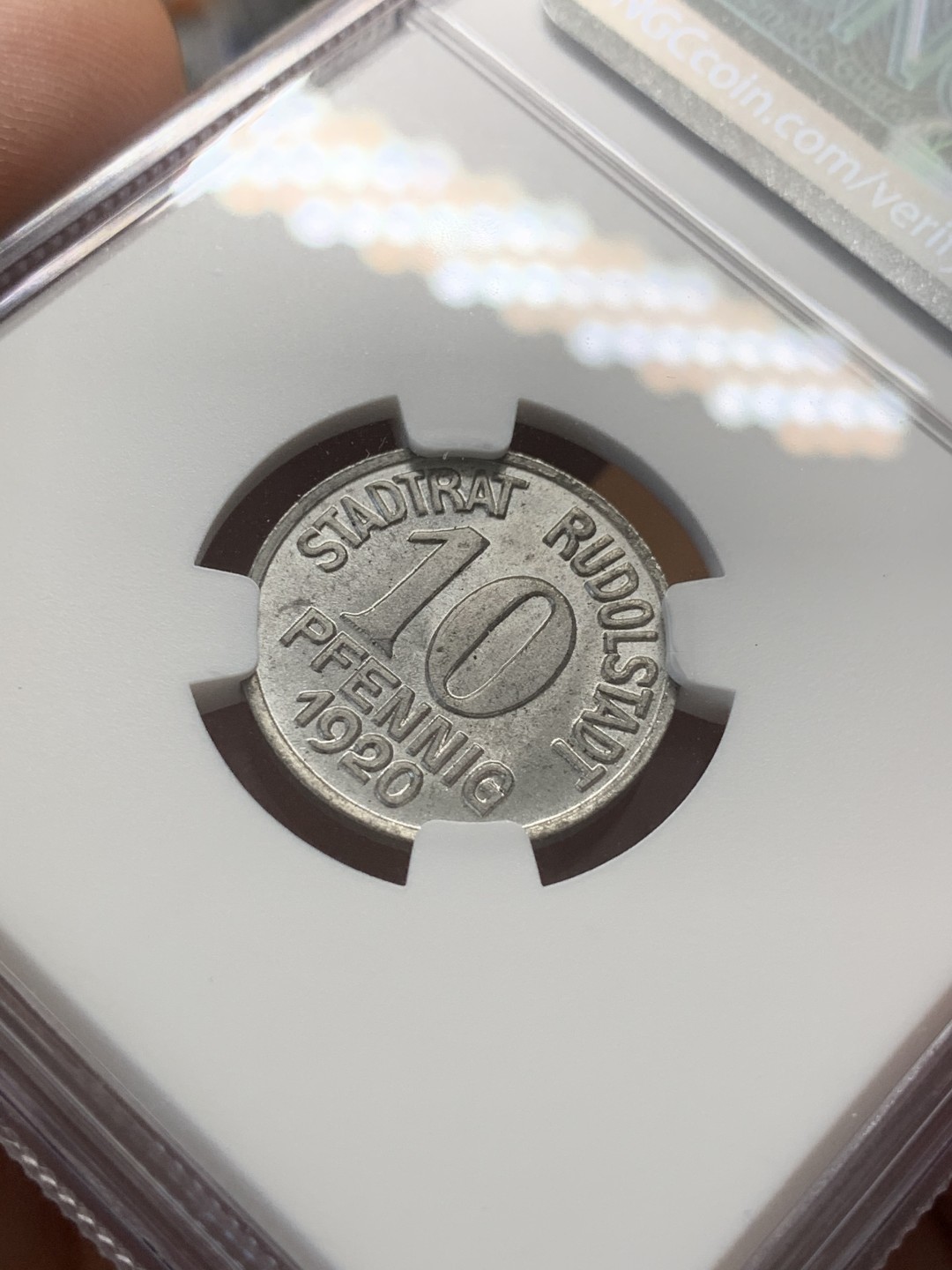 《竞宝斋》第93场-本周日，周一2场连拍（全场不限金额包邮） 唯一冠军分 NGC-MS65 德国紧急时期1920鲁道尔施塔特10芬尼 夏洛特·冯·席勒夫人 细节完美 银光闪闪 盒子顶部边缘小缺