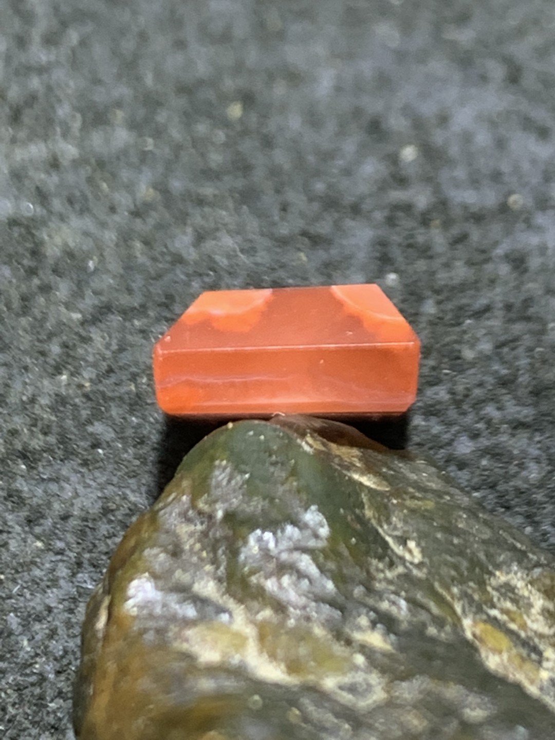 精美南红玛瑙钻石切戒面一个，