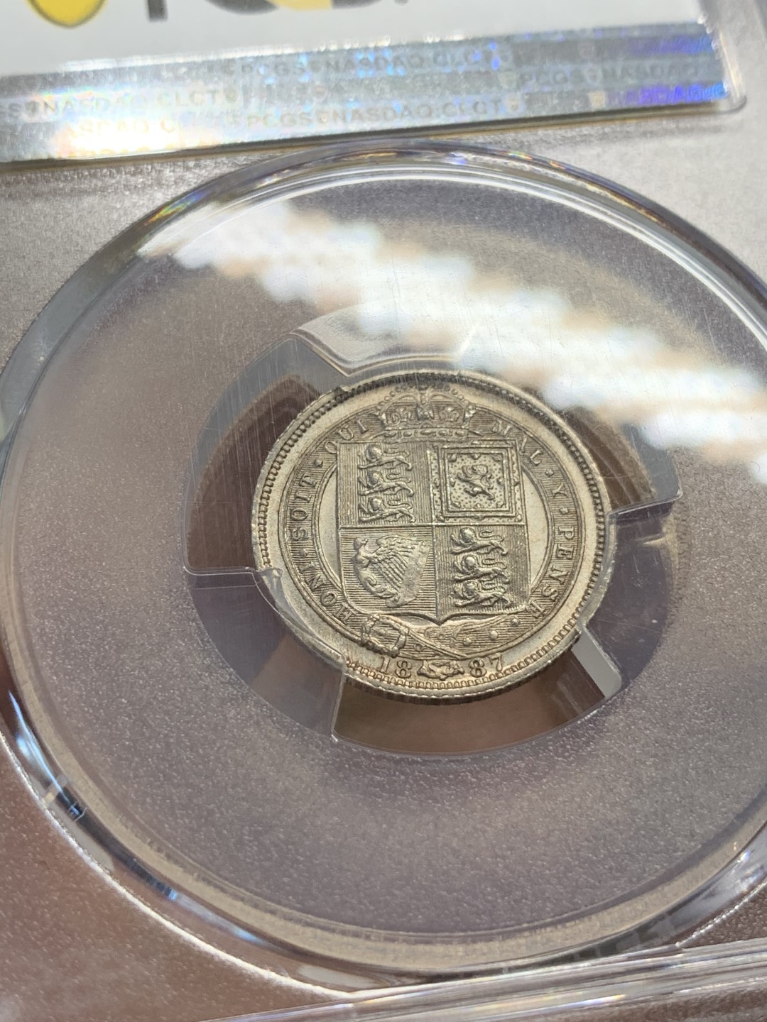 《竞宝斋》第93场-本周日，周一2场连拍（全场不限金额包邮） PCGS MS63 英国 1887年 维多利亚6便士，盾徽版，设计精细，曝光带银霜。配套不可或缺