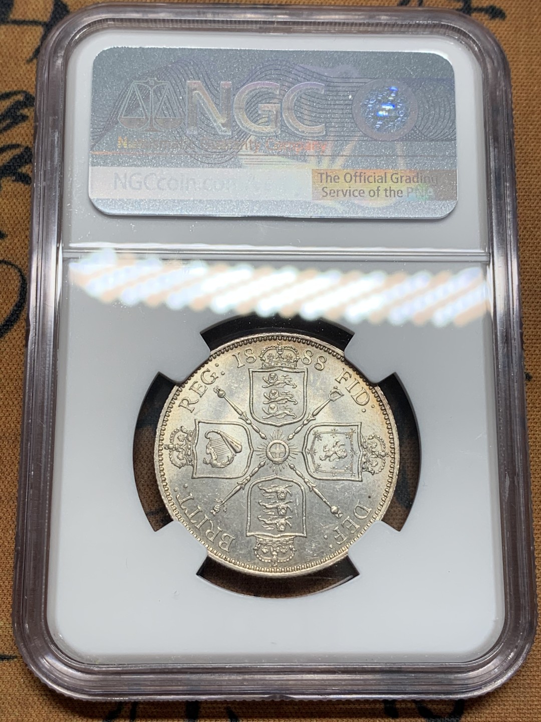 《竞宝斋》第93场-本周日，周一2场连拍（全场不限金额包邮） NGC-MS62 英国1888年高冠弗洛林 少见年份 光度一流带淡彩 背面镜面感强 打制锐利 狮子脸都很清楚