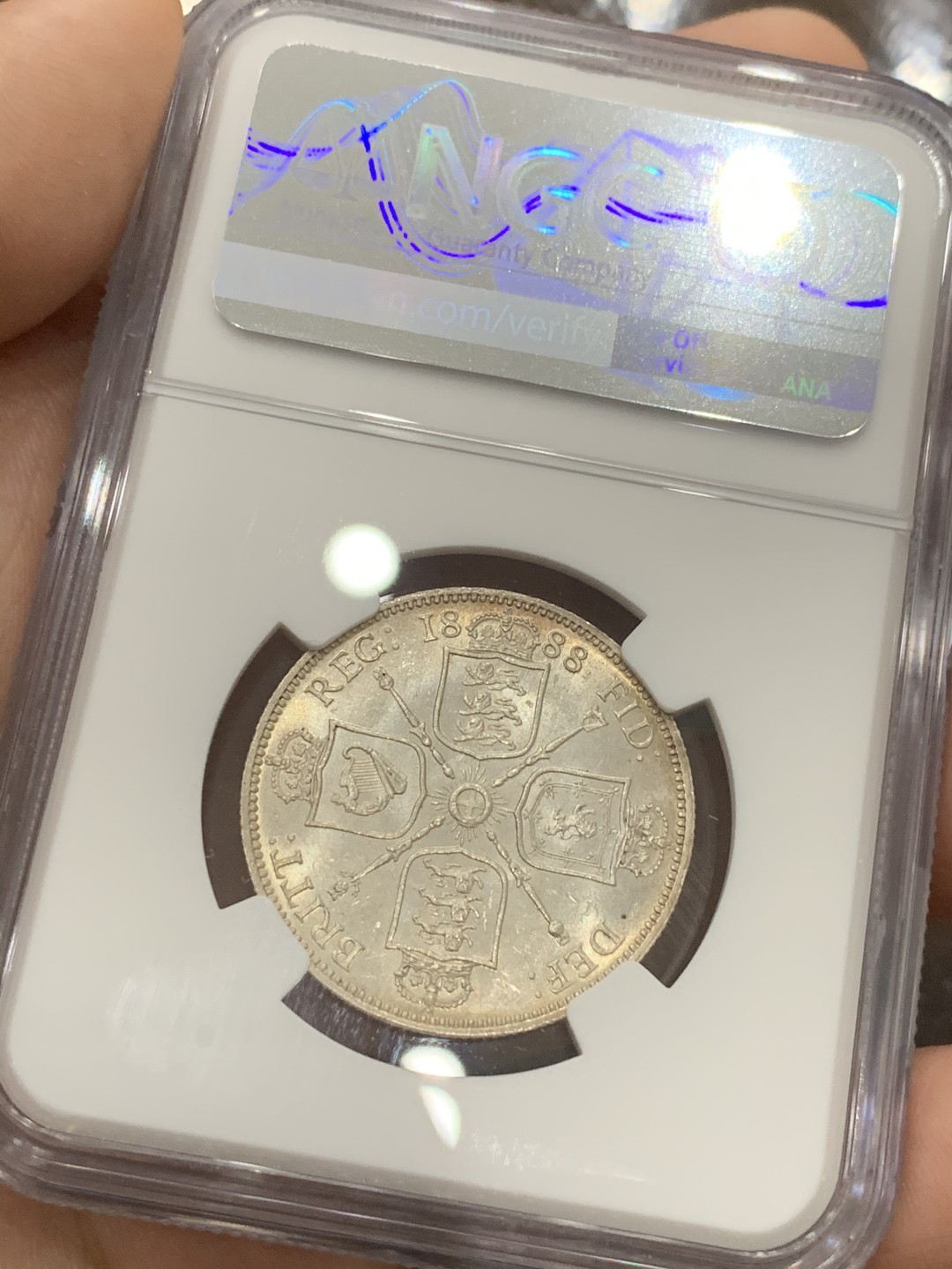 《竞宝斋》第93场-本周日，周一2场连拍（全场不限金额包邮） NGC-MS62 英国1888年高冠弗洛林 少见年份 光度一流带淡彩 背面镜面感强 打制锐利 狮子脸都很清楚