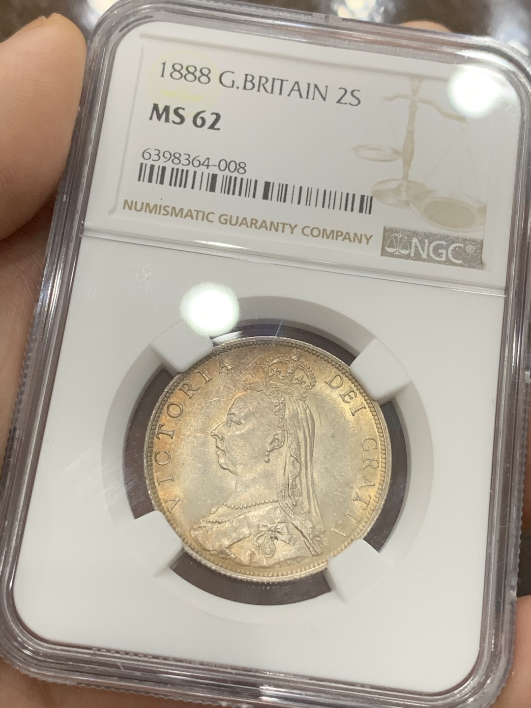 《竞宝斋》第93场-本周日，周一2场连拍（全场不限金额包邮） NGC-MS62 英国1888年高冠弗洛林 少见年份 光度一流带淡彩 背面镜面感强 打制锐利 狮子脸都很清楚