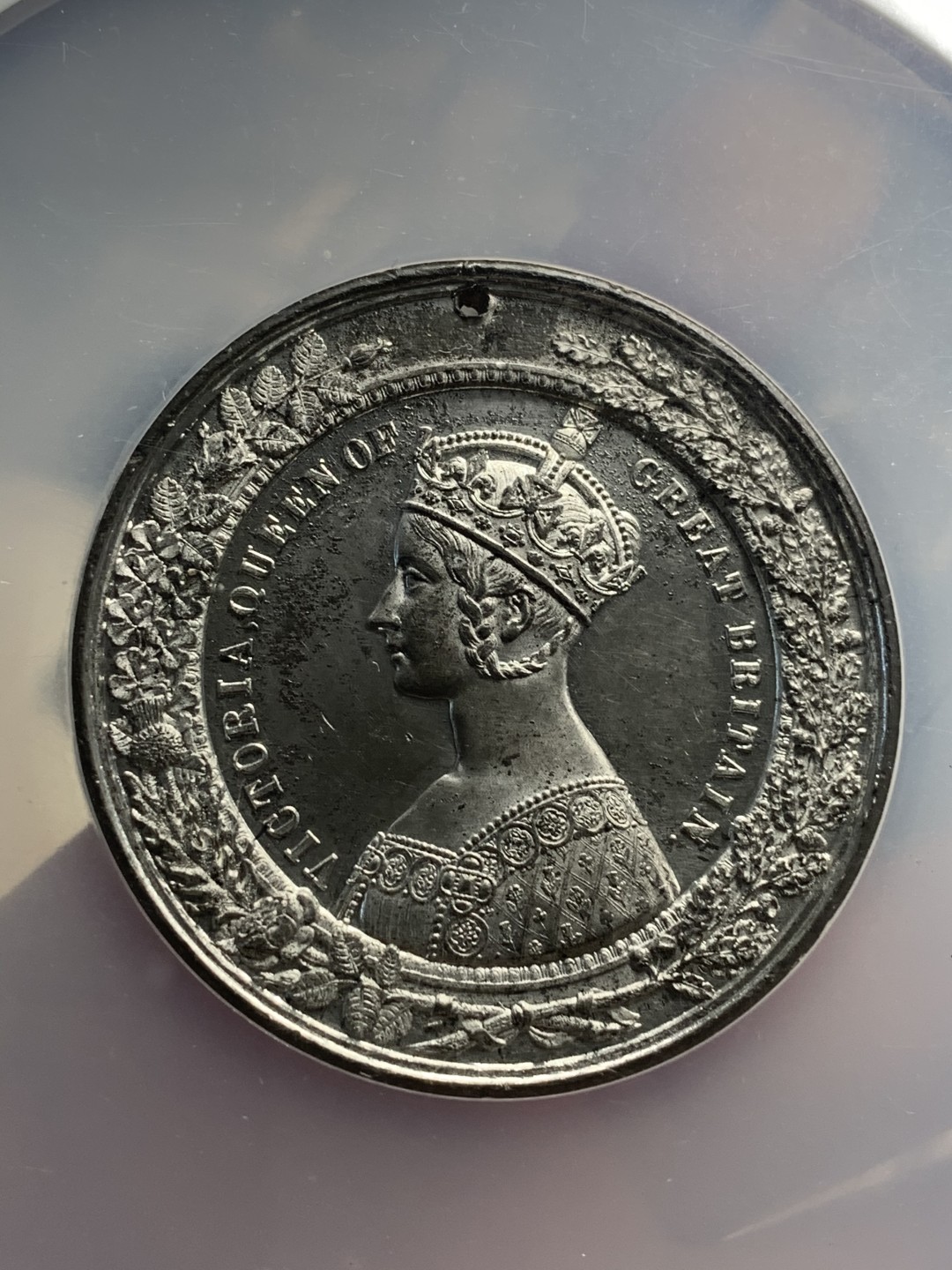 《竞宝斋》第93场-本周日，周一2场连拍（全场不限金额包邮） NGC-UNC  1851年 英国 维多利亚女王游历曼彻斯特纪念章，哥特克朗同款头像，是超廉价替代品，瑕不掩玉。