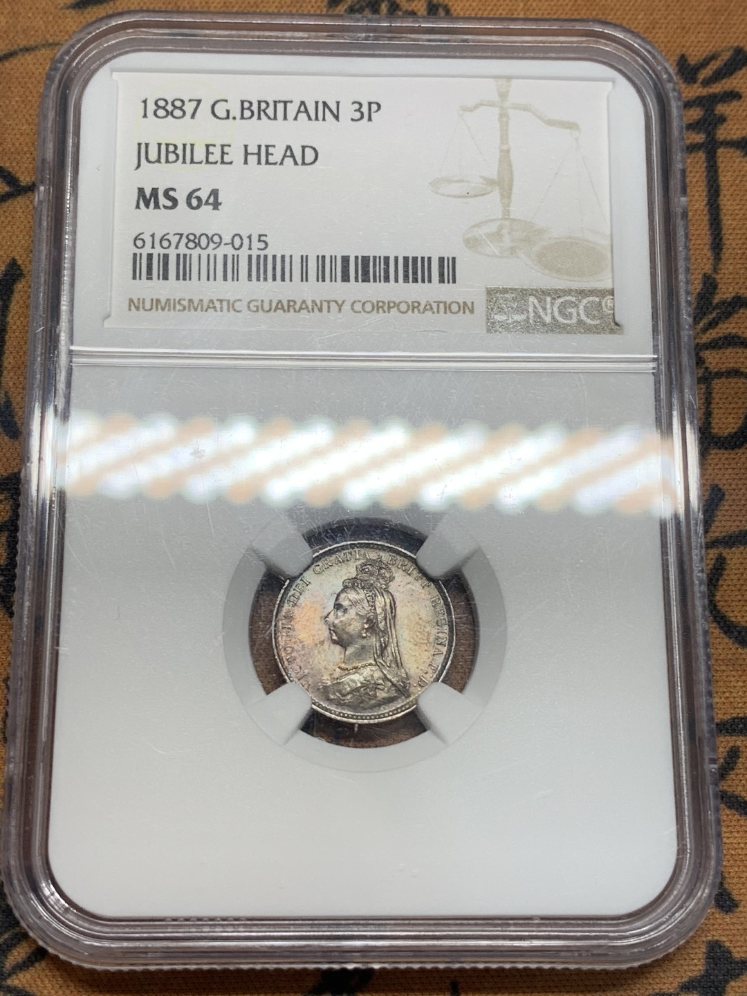 《竞宝斋》第93场-本周日，周一2场连拍（全场不限金额包邮） NGC MS64 英国 1887年 维多利亚3便士银币  绚丽五彩，典型欧洲包浆，头顶一模紫罗兰画龙点睛